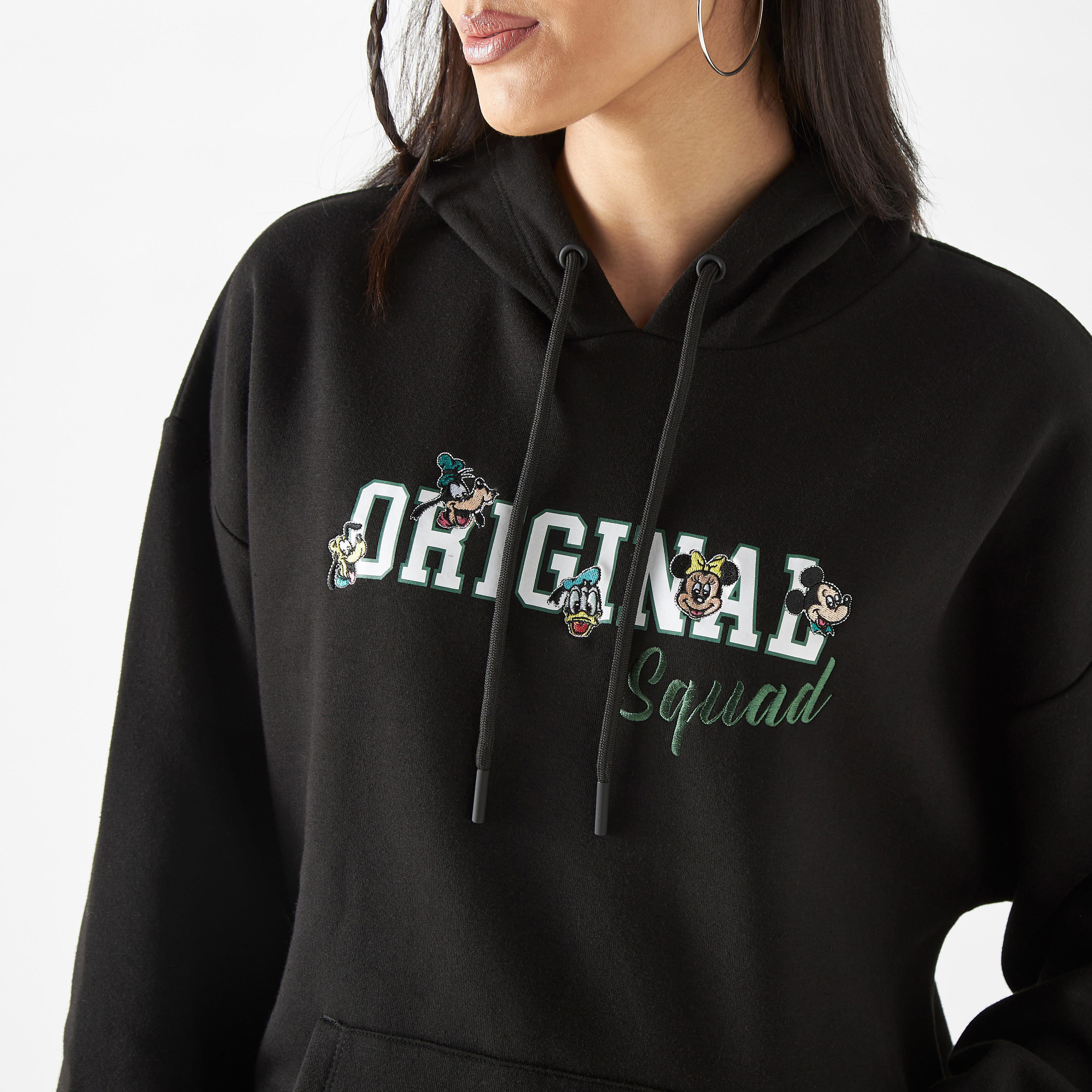 هودي بجيب كنغر وتطريز ميكي ماوس والأصدقاء-women-winterwear-hoodiesandsweatshirts-hoodies-image-4