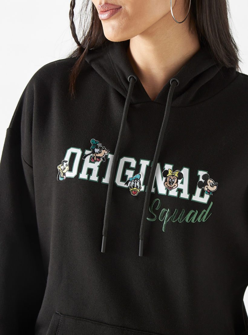 هودي بجيب كنغر وتطريز ميكي ماوس والأصدقاء-women-winterwear-hoodiesandsweatshirts-hoodies-image-4