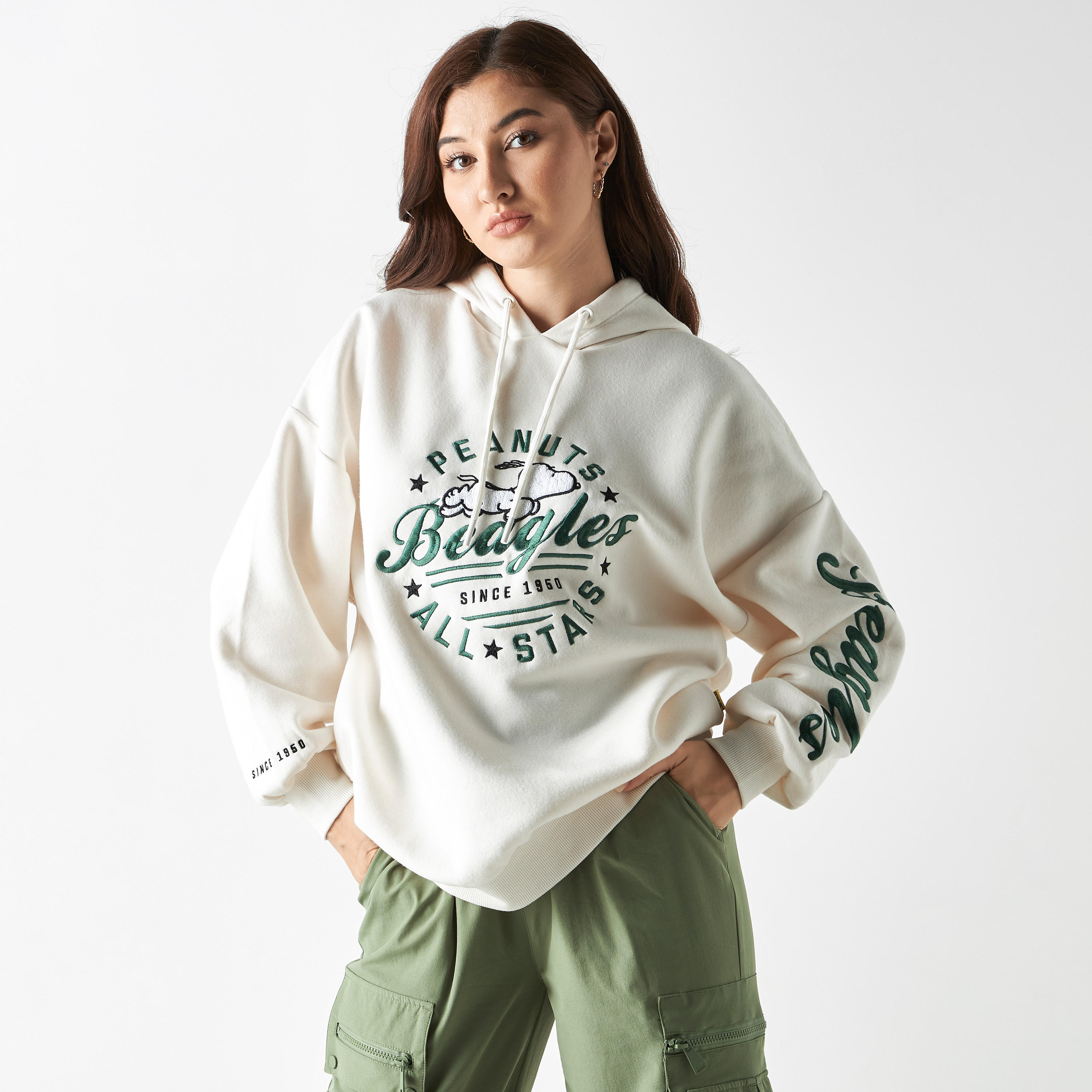 هودي بأكمام طويلة وتطريز بينوتس-women-winterwear-hoodiesandsweatshirts-hoodies-image-1