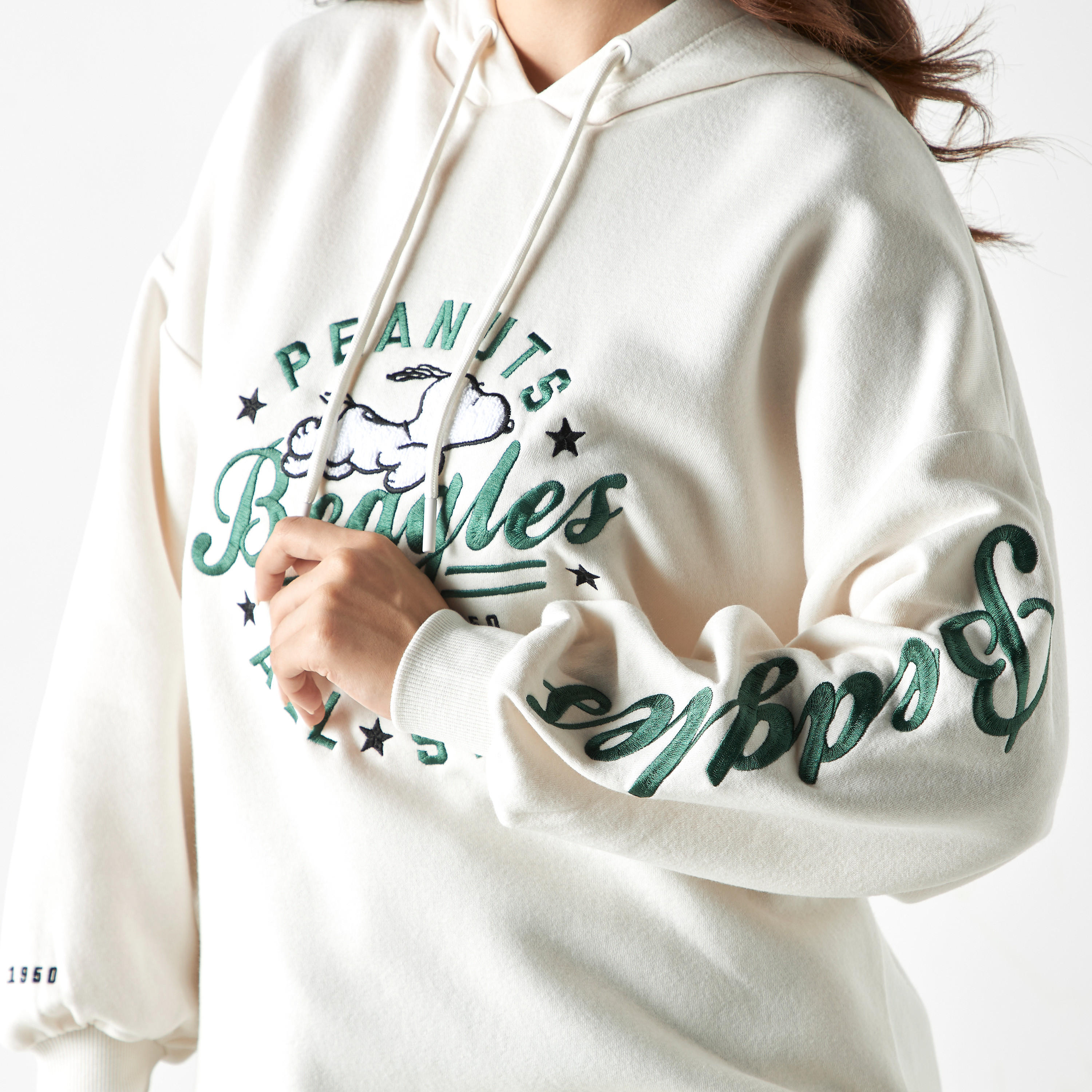 هودي بأكمام طويلة وتطريز بينوتس-women-winterwear-hoodiesandsweatshirts-hoodies-image-4