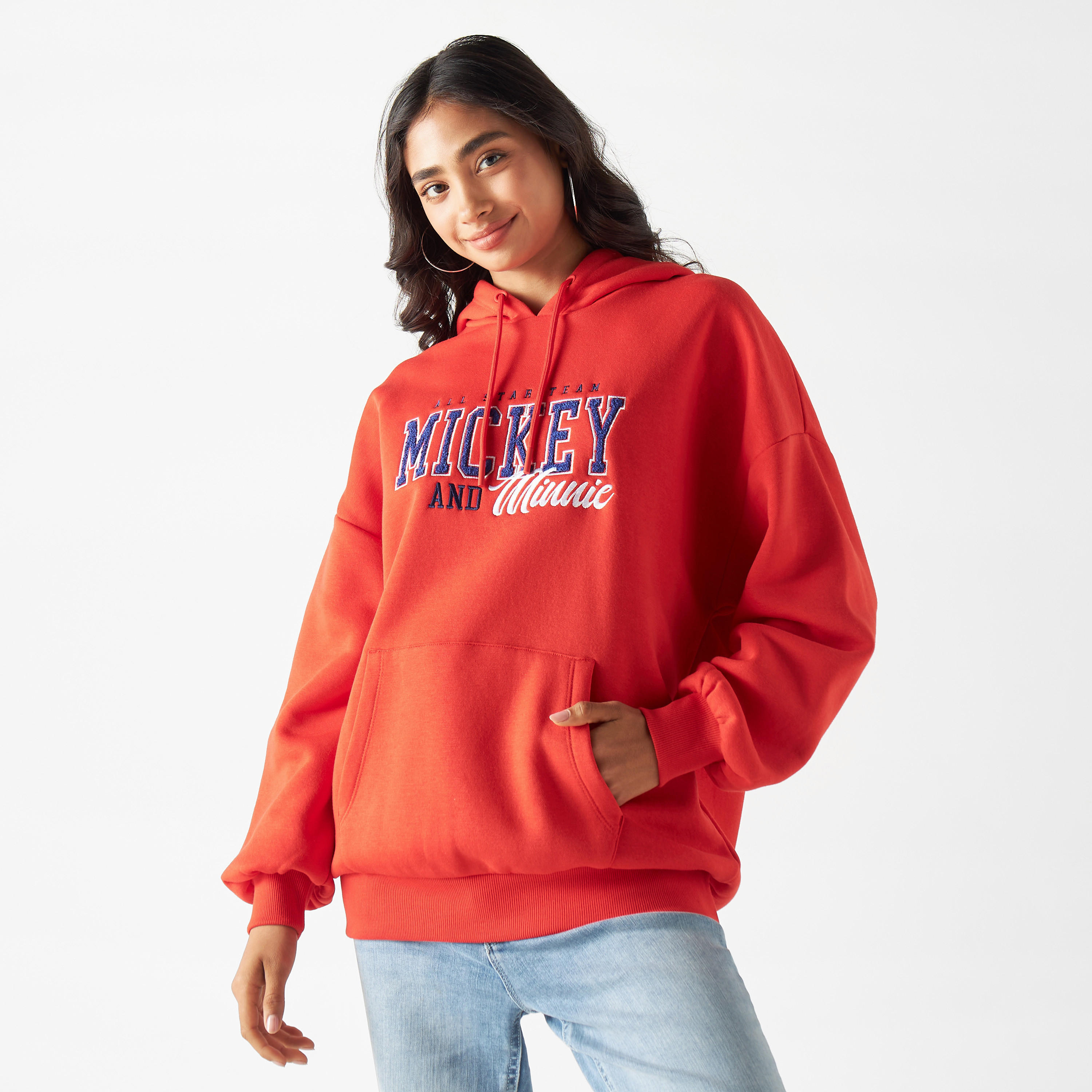 سويت شيرت مطرّز بجيب كنغر وقبعة وتطريز ميني وميكي ماوس-women-winterwear-hoodiesandsweatshirts-hoodies-image-1