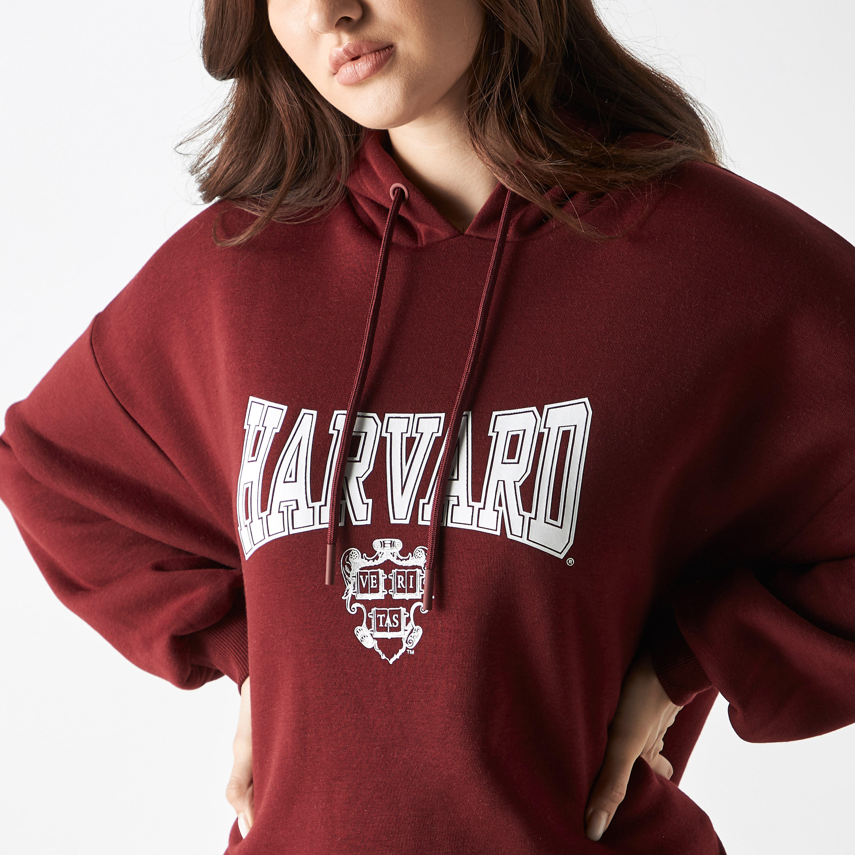 هودي بأكمام بأكتاف منسدلة وطبعات هارفارد-women-winterwear-hoodiesandsweatshirts-hoodies-image-4