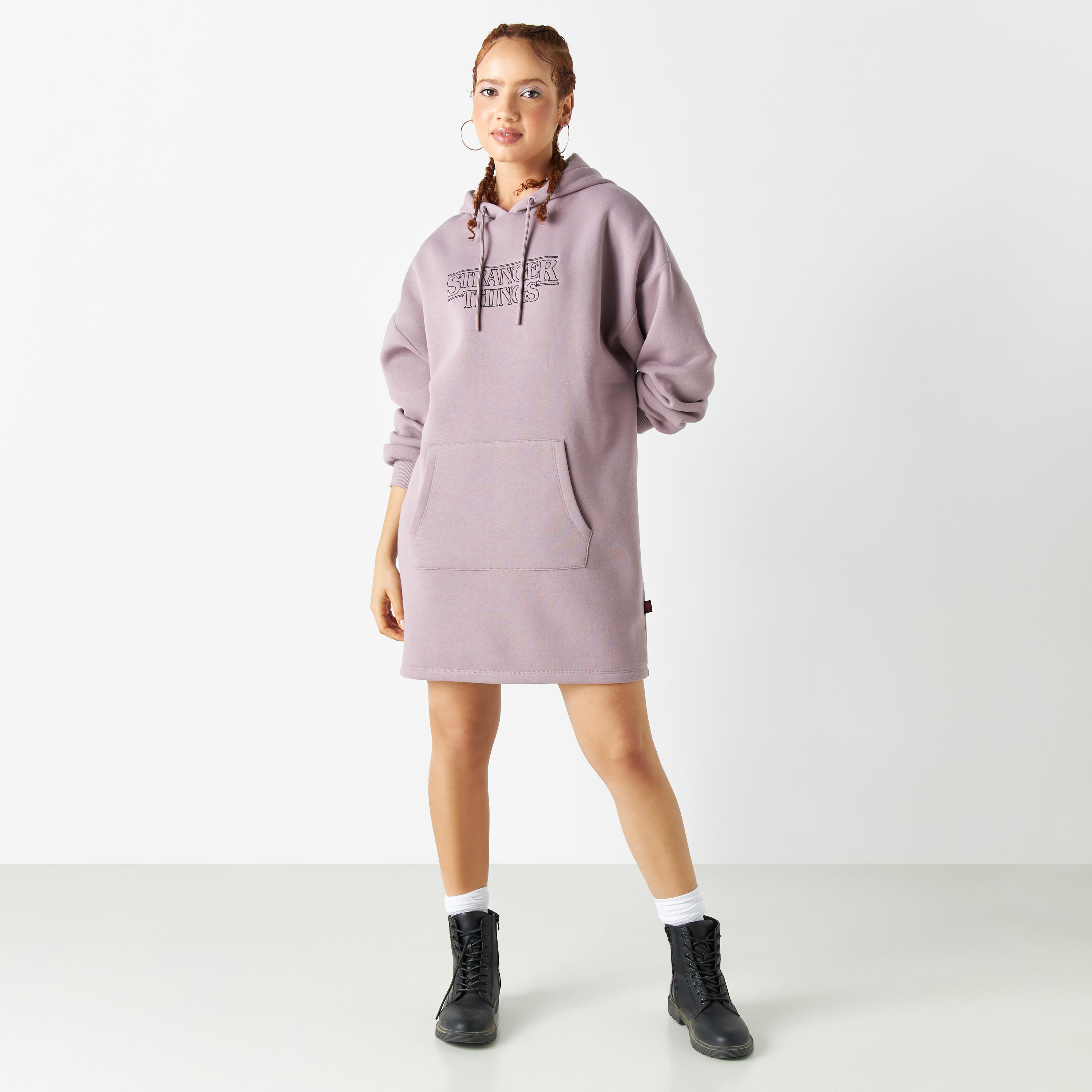 فستان كنزة قصير بقبعة وجيب كنغر وتطريز سترينجر ثينجز-women-clothing-dresses-image-2