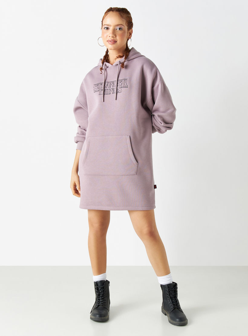 فستان كنزة قصير بقبعة وجيب كنغر وتطريز سترينجر ثينجز-women-clothing-dresses-image-2