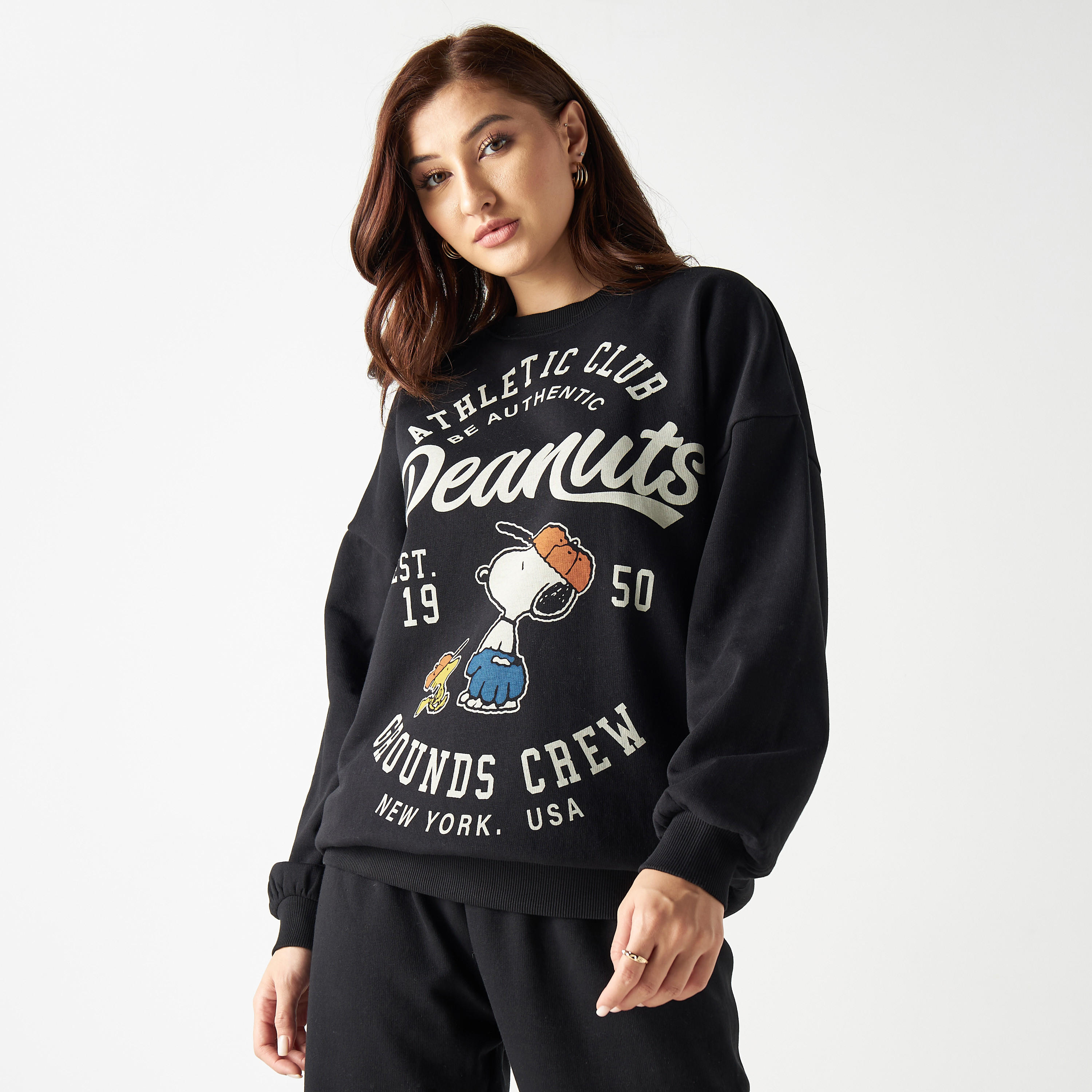 سويت شيرت فضفاض بياقة ضيقة وأكمام بأكتاف منسدلة وطبعات بينوتس-women-winterwear-hoodiesandsweatshirts-sweatshirts-image-1