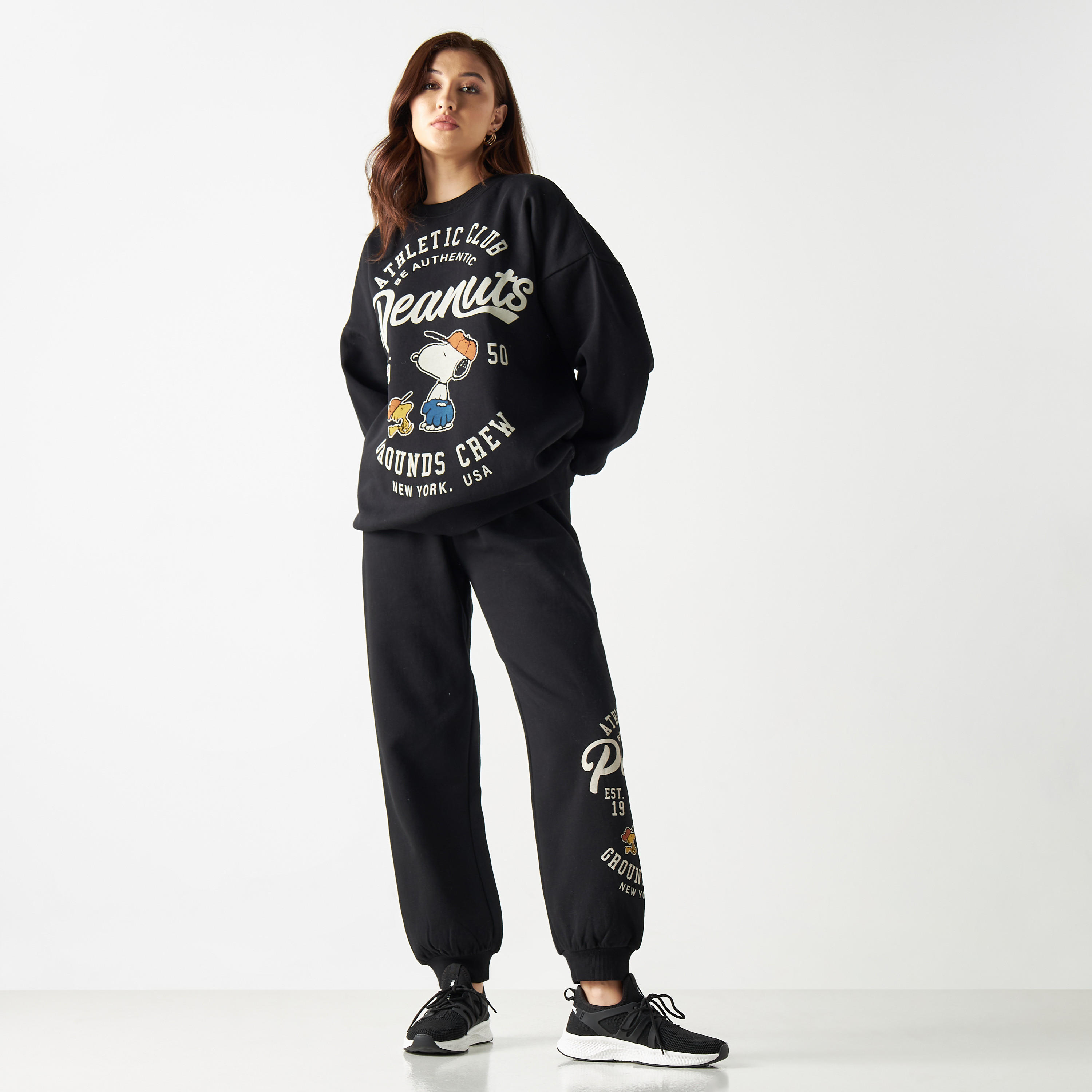 سويت شيرت فضفاض بياقة ضيقة وأكمام بأكتاف منسدلة وطبعات بينوتس-women-winterwear-hoodiesandsweatshirts-sweatshirts-image-2