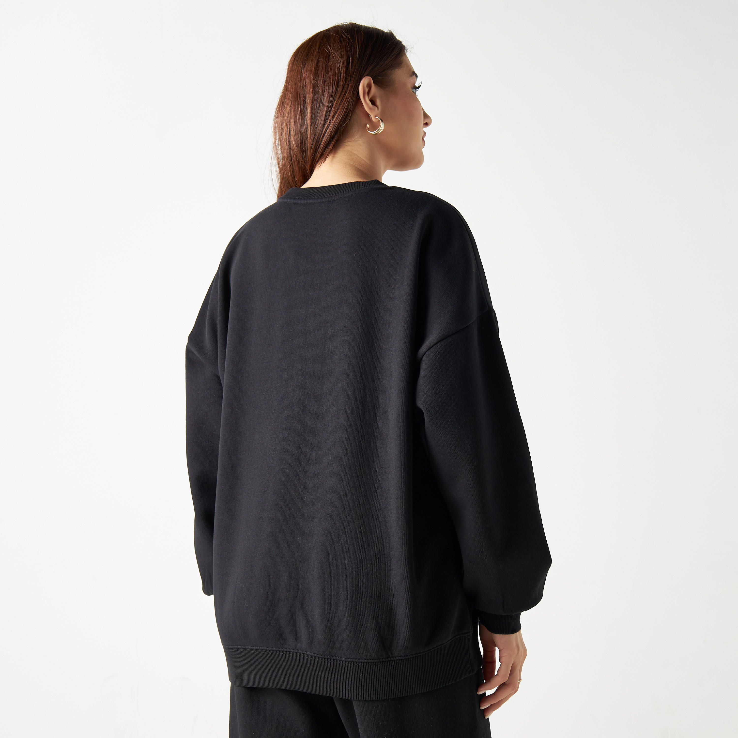 سويت شيرت فضفاض بياقة ضيقة وأكمام بأكتاف منسدلة وطبعات بينوتس-women-winterwear-hoodiesandsweatshirts-sweatshirts-image-3