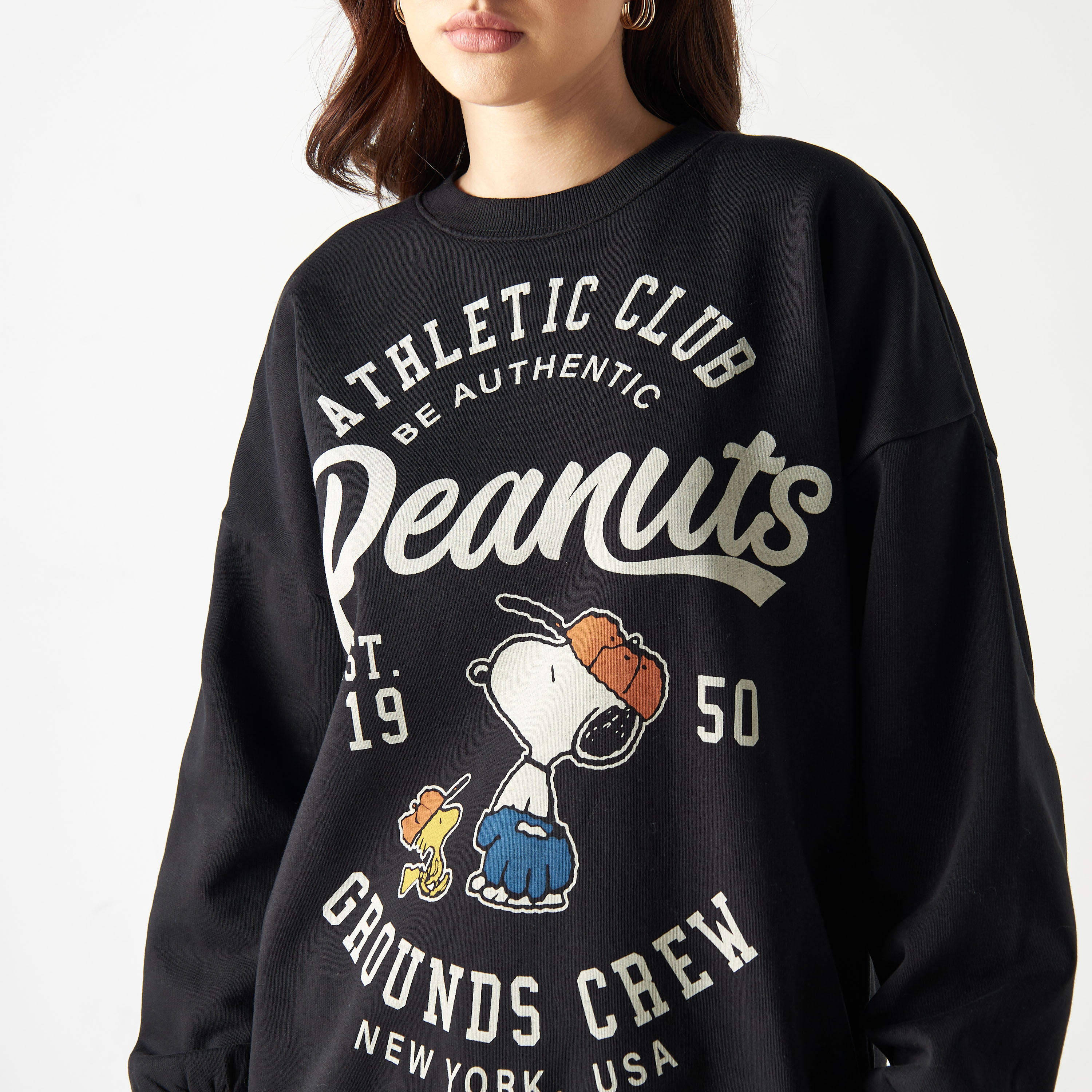 سويت شيرت فضفاض بياقة ضيقة وأكمام بأكتاف منسدلة وطبعات بينوتس-women-winterwear-hoodiesandsweatshirts-sweatshirts-image-4