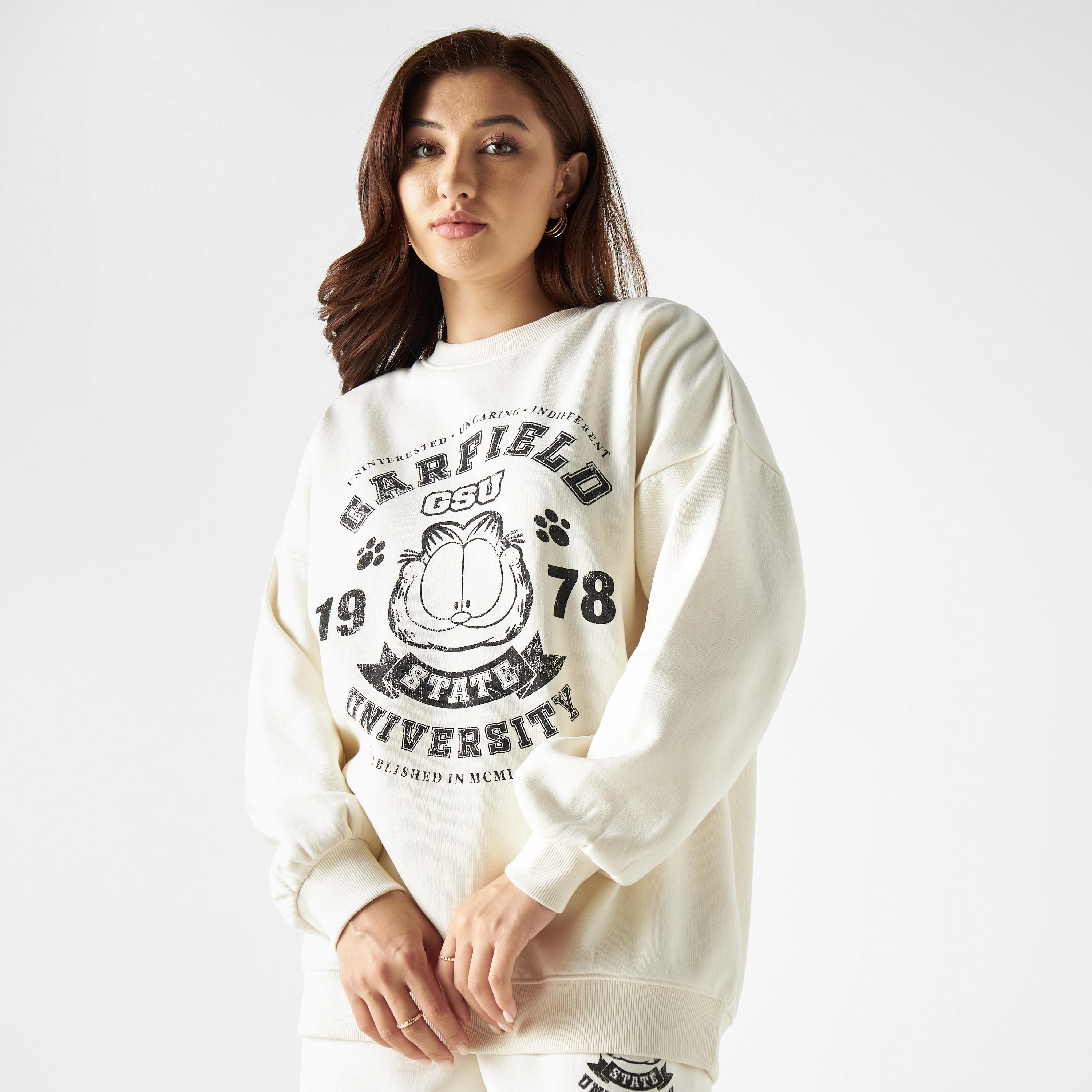 سويت شيرت فضفاض بياقة ضيقة وأكمام طويلة وطبعات غارفيلد-women-winterwear-hoodiesandsweatshirts-sweatshirts-image-1