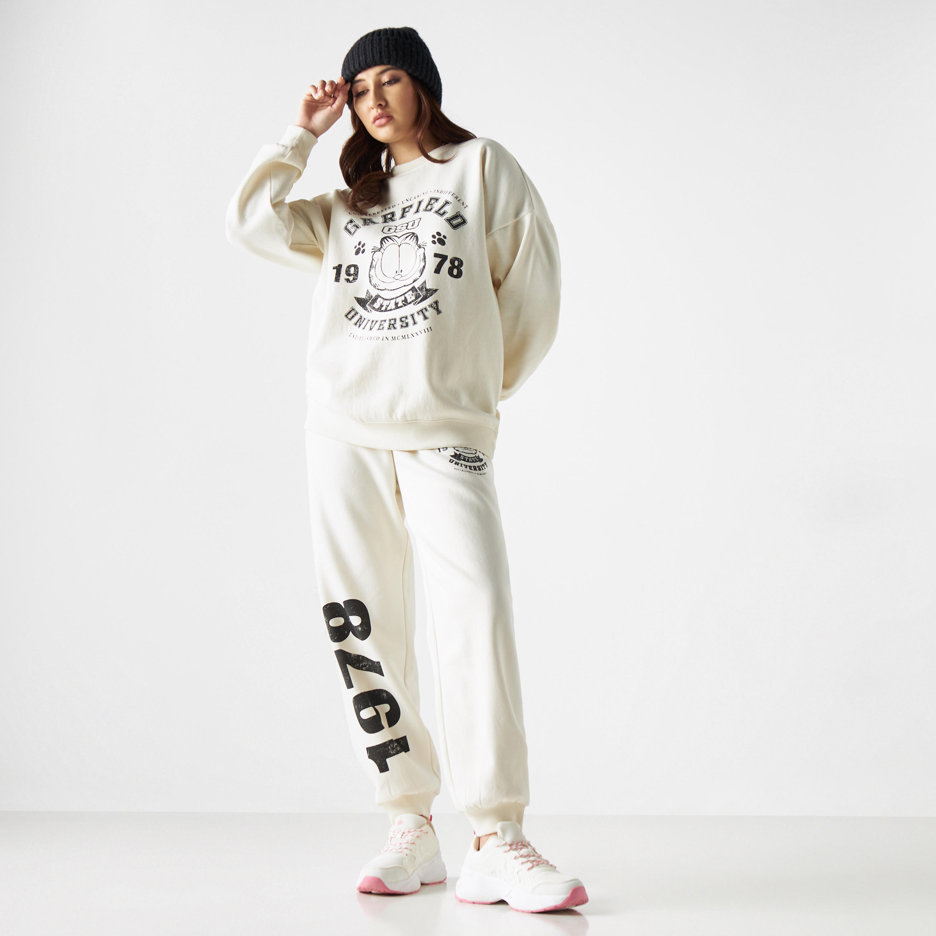سويت شيرت فضفاض بياقة ضيقة وأكمام طويلة وطبعات غارفيلد-women-winterwear-hoodiesandsweatshirts-sweatshirts-image-2