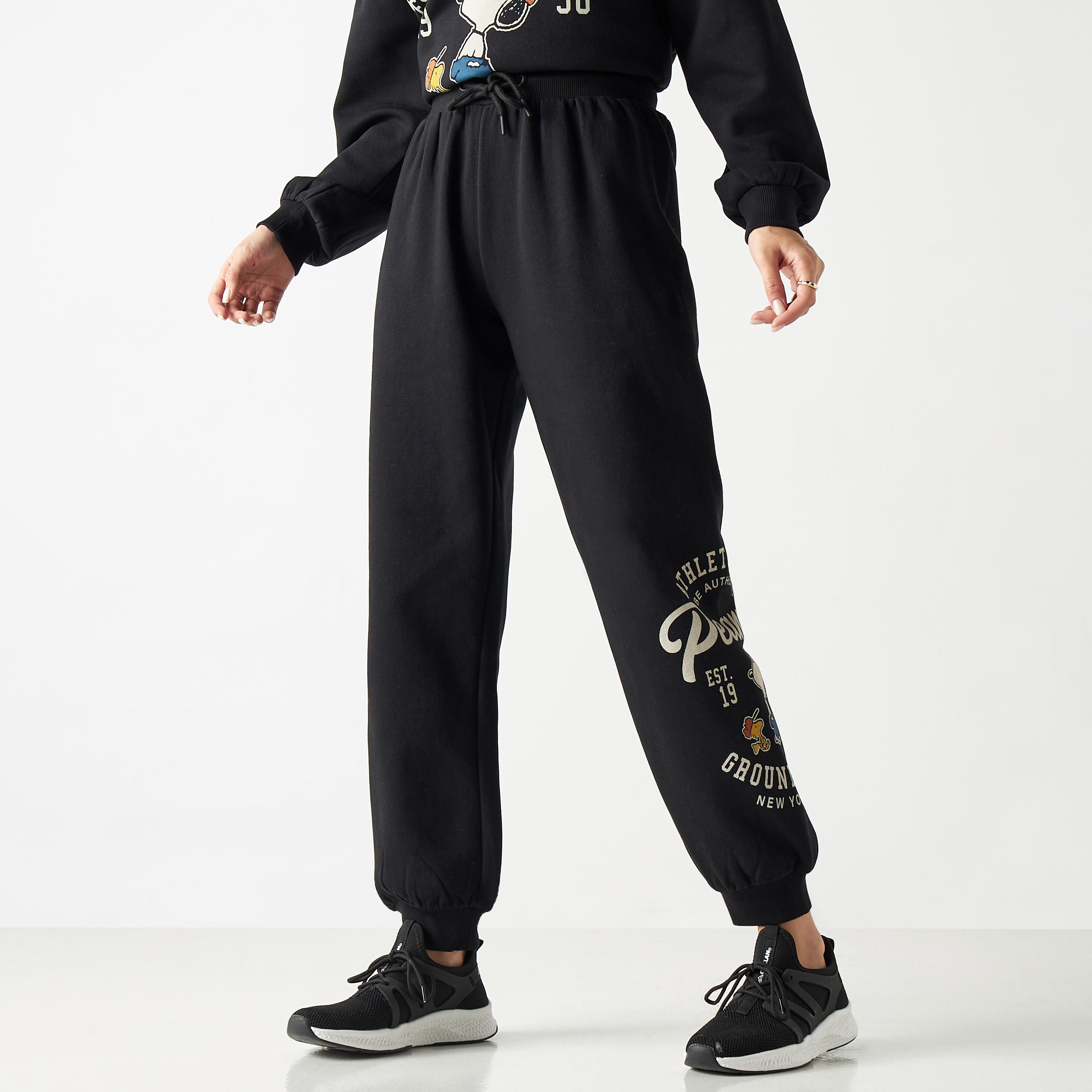 بنطلون رياضي بجيوب وخصر مطاطي وطبعات بينوتس-women-clothing-bottoms-joggers-image-4