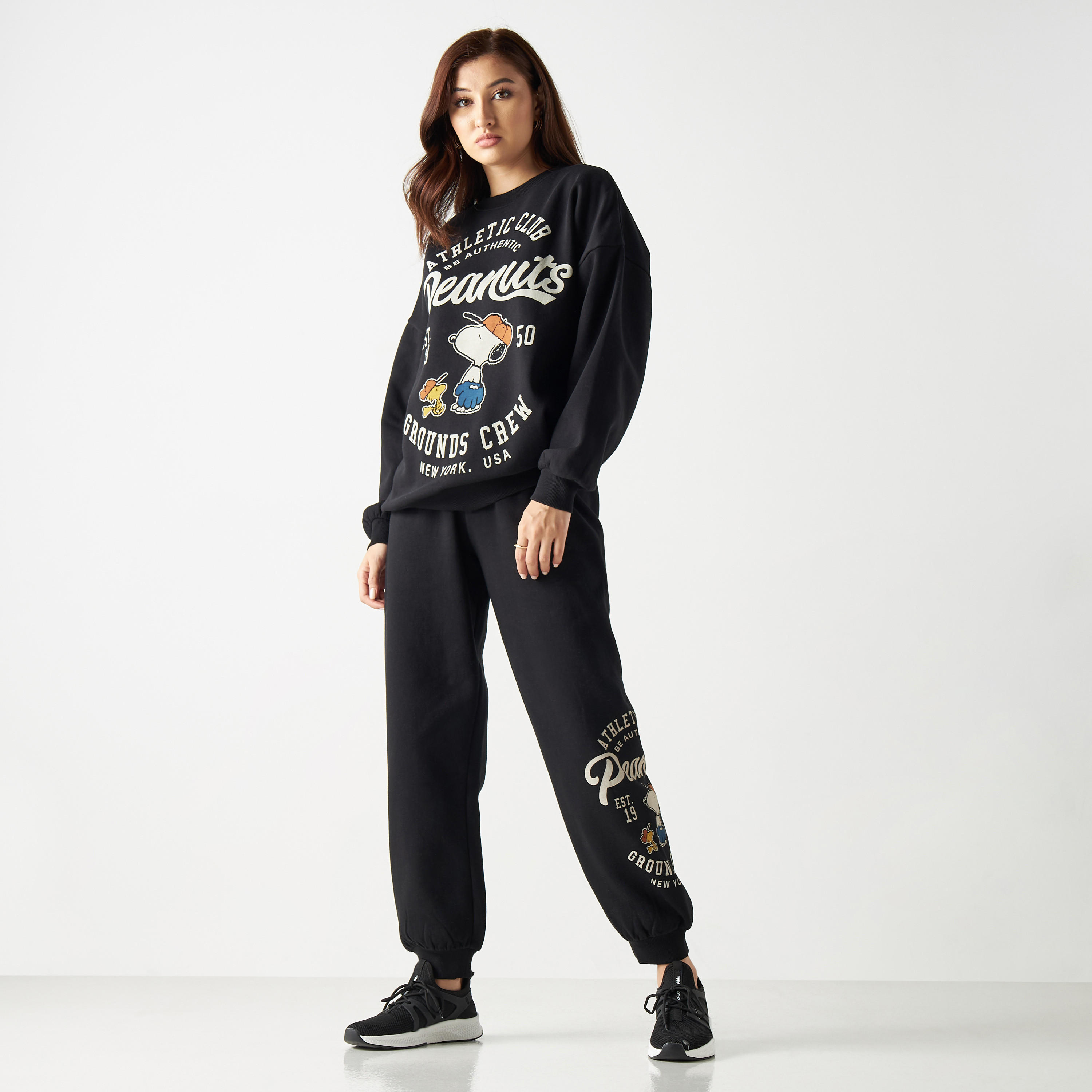 بنطلون رياضي بجيوب وخصر مطاطي وطبعات بينوتس-women-clothing-bottoms-joggers-image-3