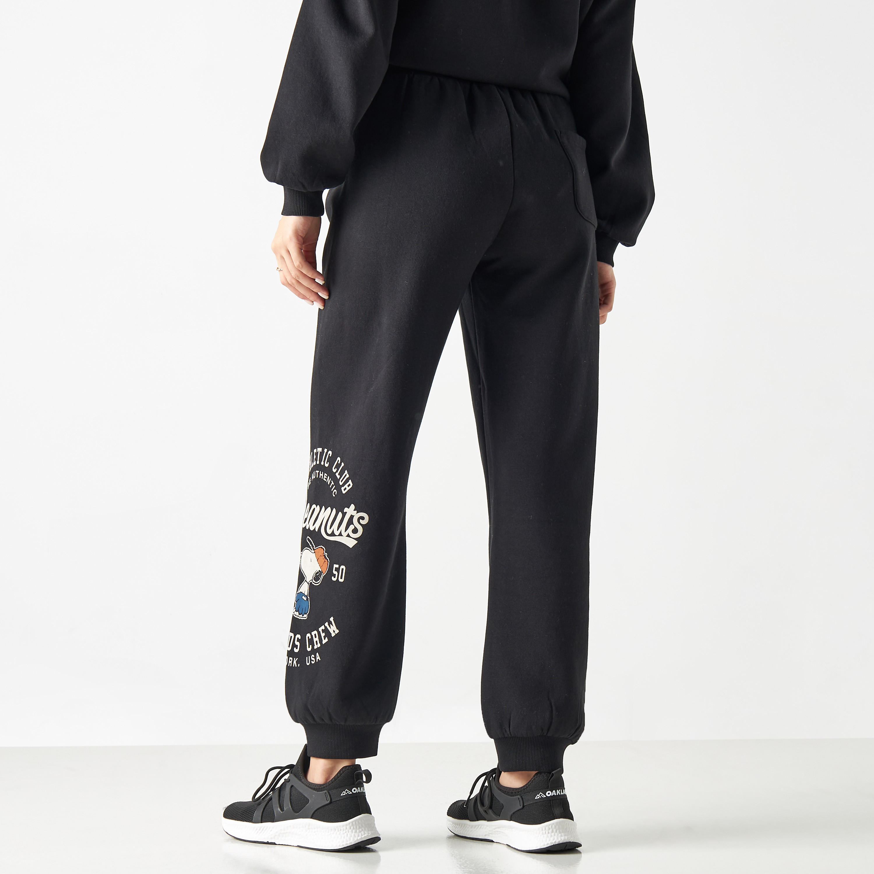 بنطلون رياضي بجيوب وخصر مطاطي وطبعات بينوتس-women-clothing-bottoms-joggers-image-2