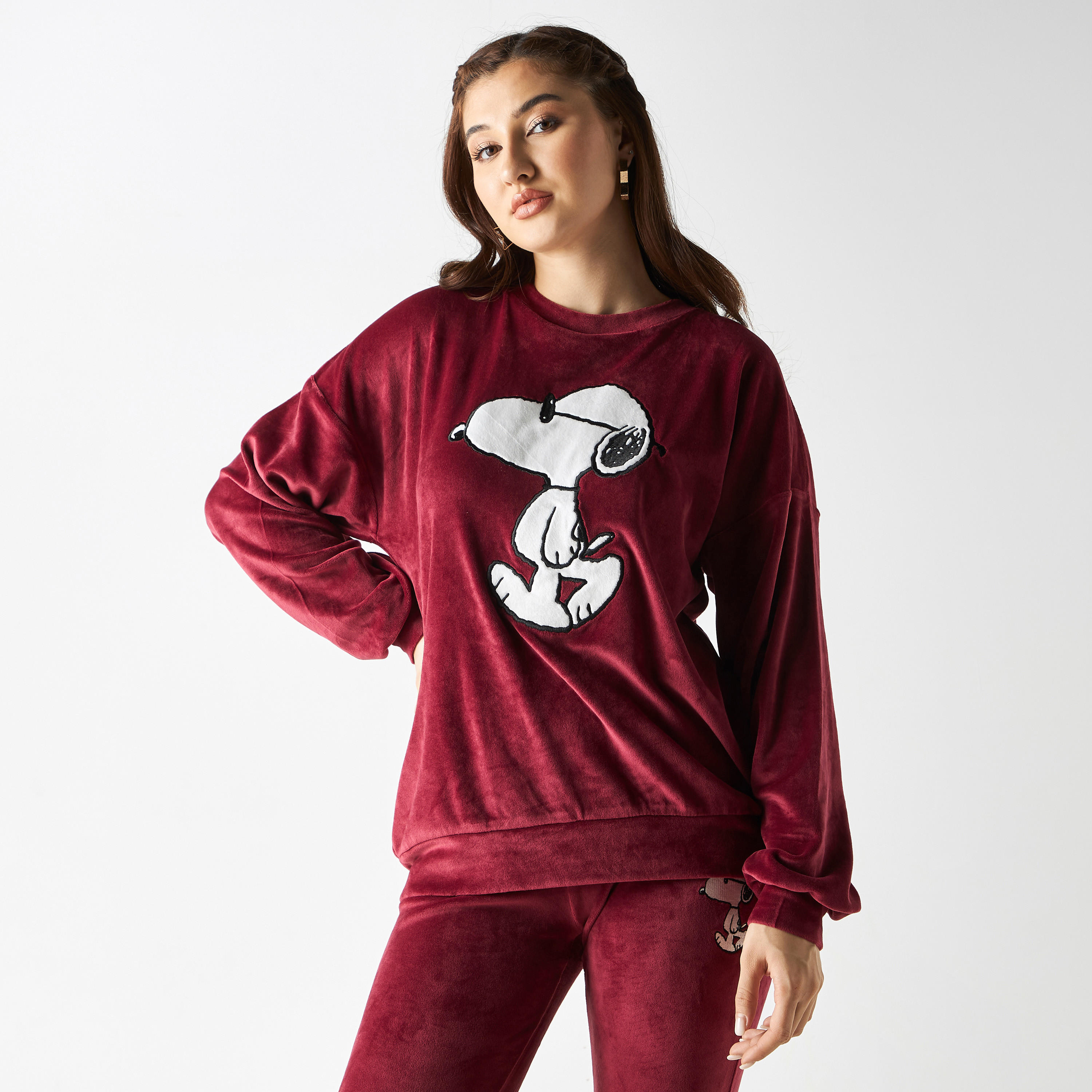 سويت شيرت قطيفة بياقة ضيقة وأكمام منسدلة وطبعات-women-winterwear-hoodiesandsweatshirts-sweatshirts-image-1