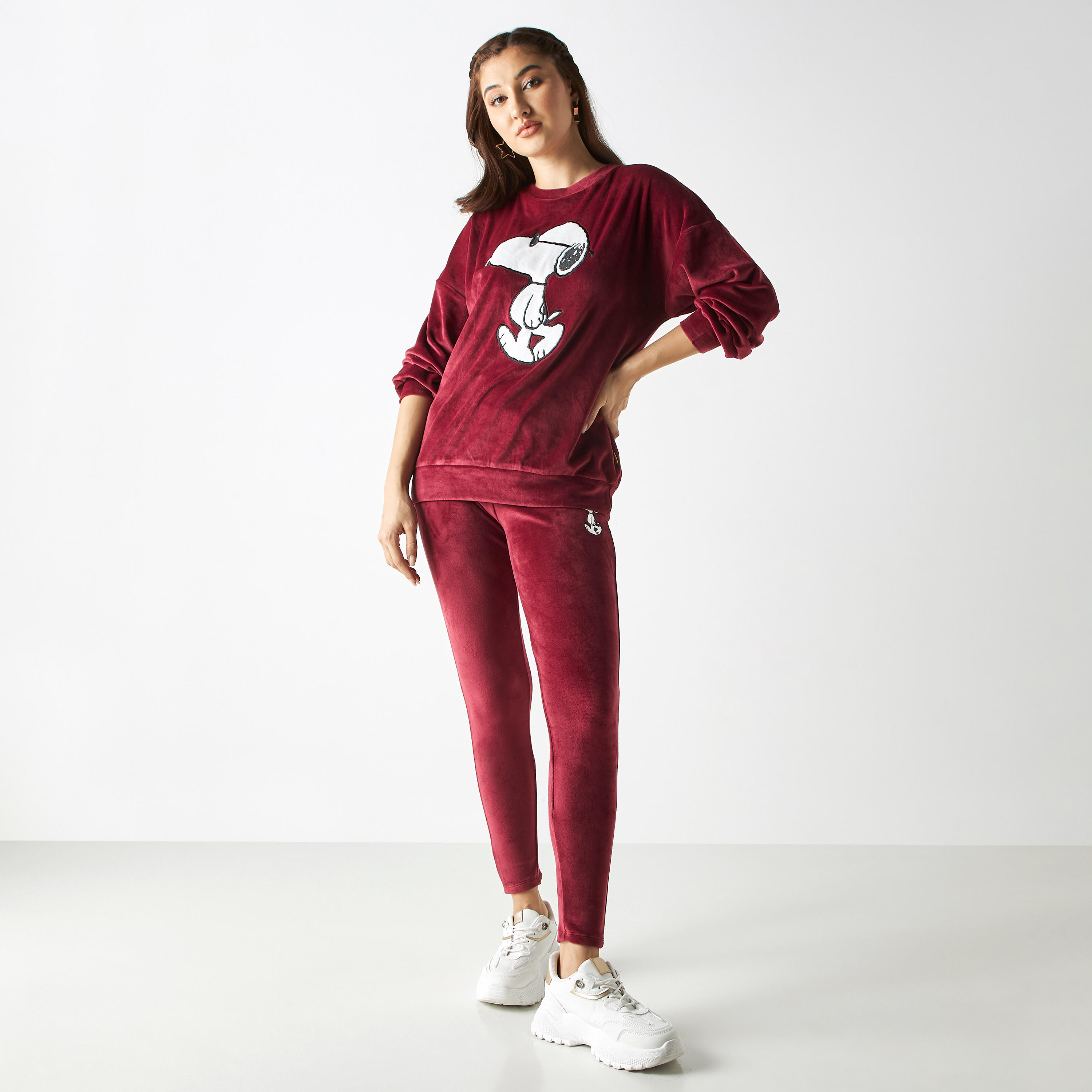 سويت شيرت قطيفة بياقة ضيقة وأكمام منسدلة وطبعات-women-winterwear-hoodiesandsweatshirts-sweatshirts-image-2