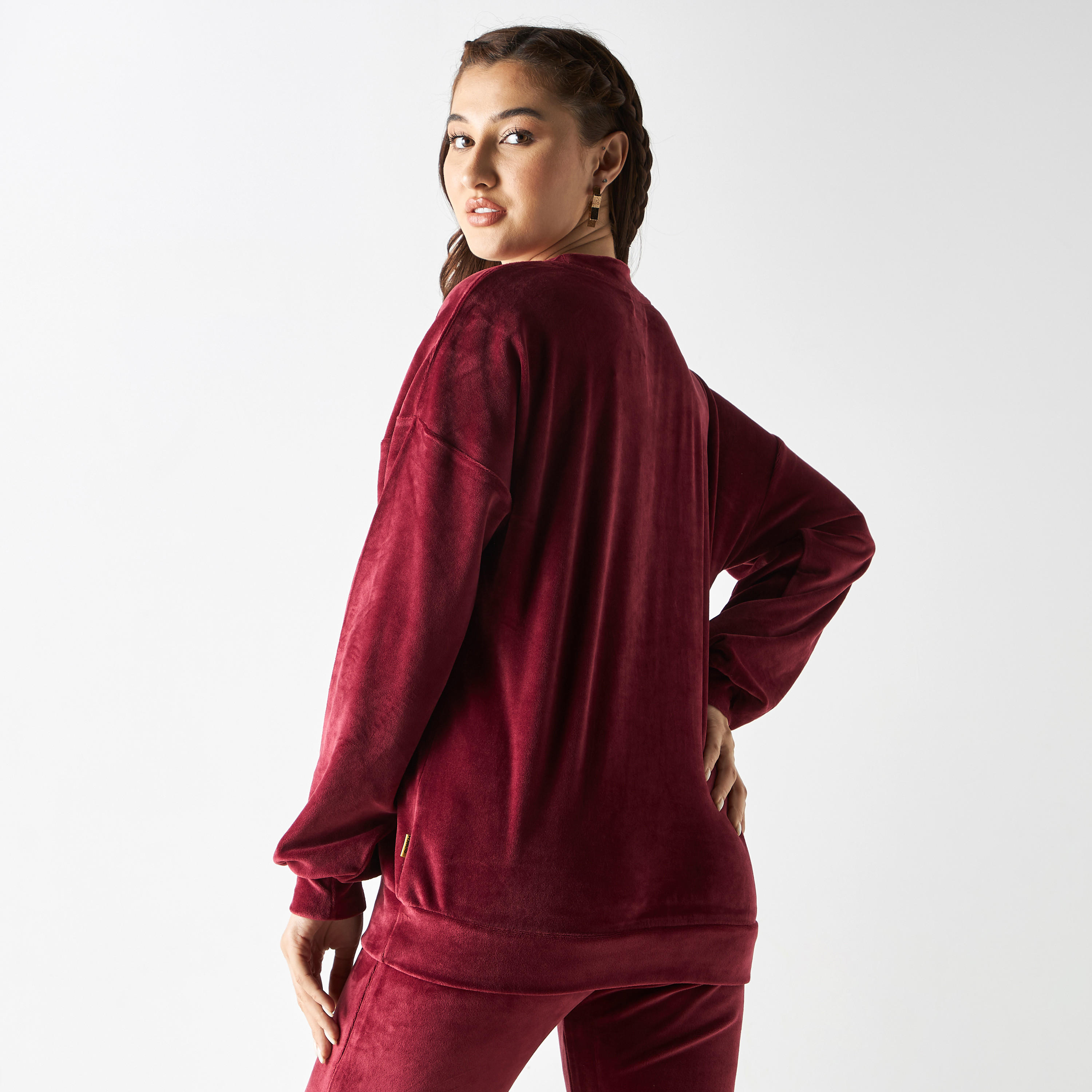سويت شيرت قطيفة بياقة ضيقة وأكمام منسدلة وطبعات-women-winterwear-hoodiesandsweatshirts-sweatshirts-image-3