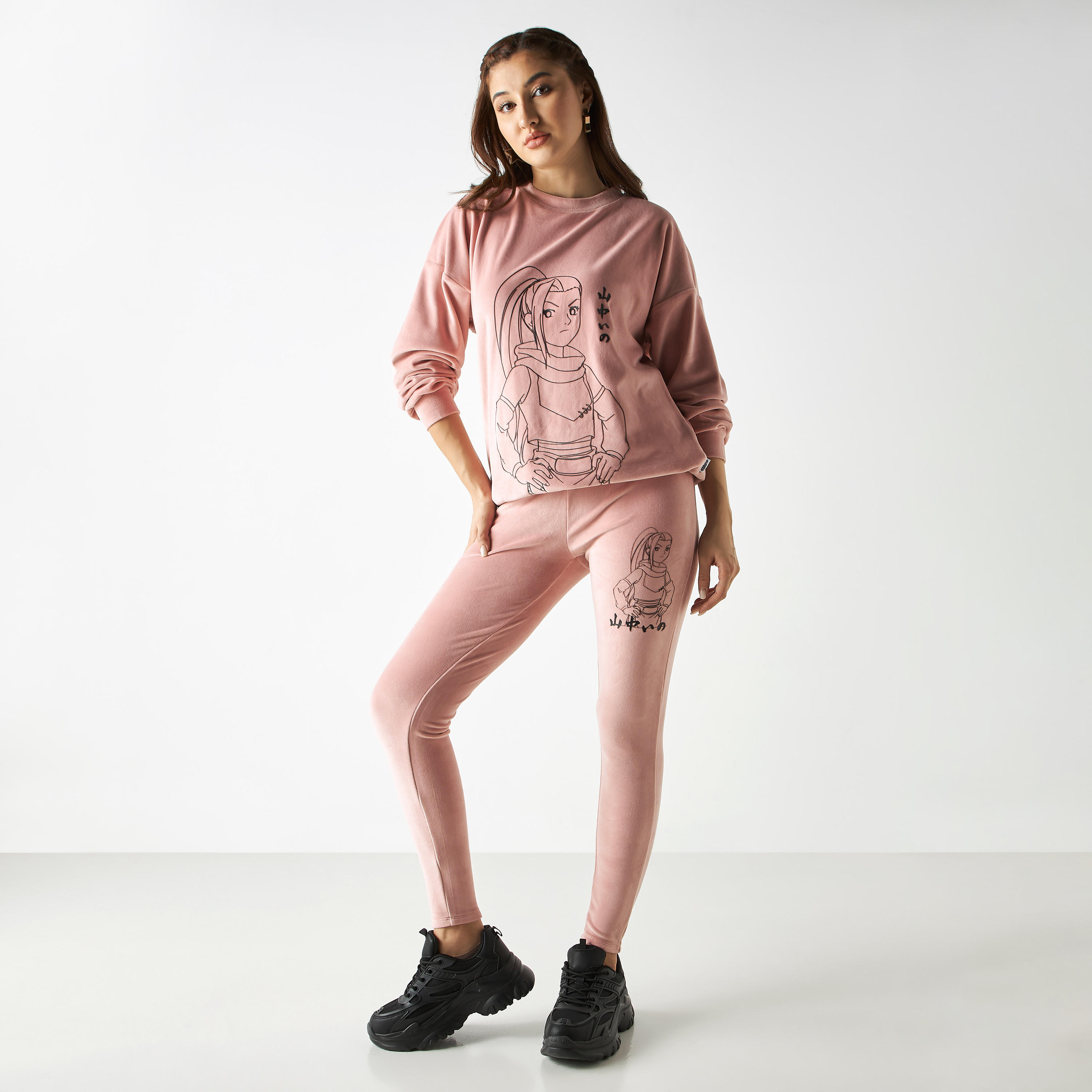 سويت شيرت قطيفة بياقة ضيقة وأكمام بأكتاف منسدلة وطبعات-women-winterwear-hoodiesandsweatshirts-sweatshirts-image-2