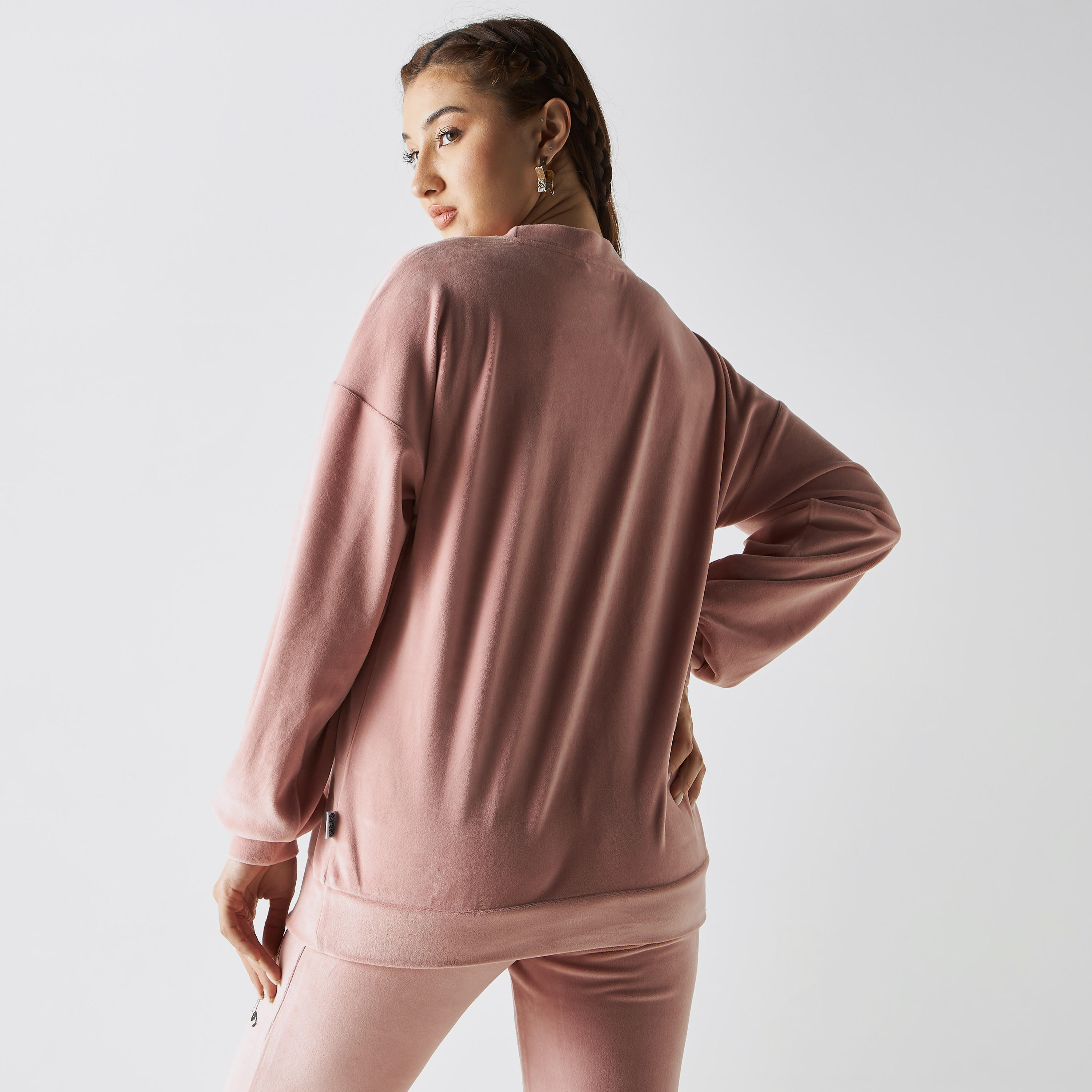سويت شيرت قطيفة بياقة ضيقة وأكمام بأكتاف منسدلة وطبعات-women-winterwear-hoodiesandsweatshirts-sweatshirts-image-3