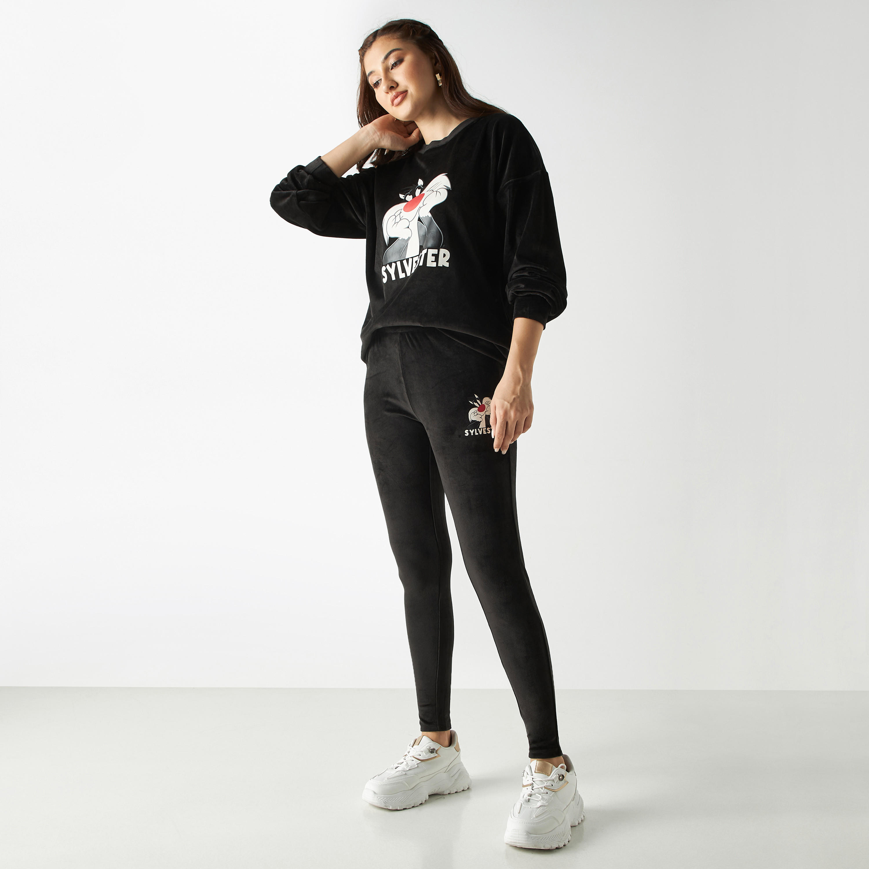 سويت شيرت قطيفة بياقة ضيقة وأكمام بأكتاف منسدلة وطبعات-women-winterwear-hoodiesandsweatshirts-sweatshirts-image-2