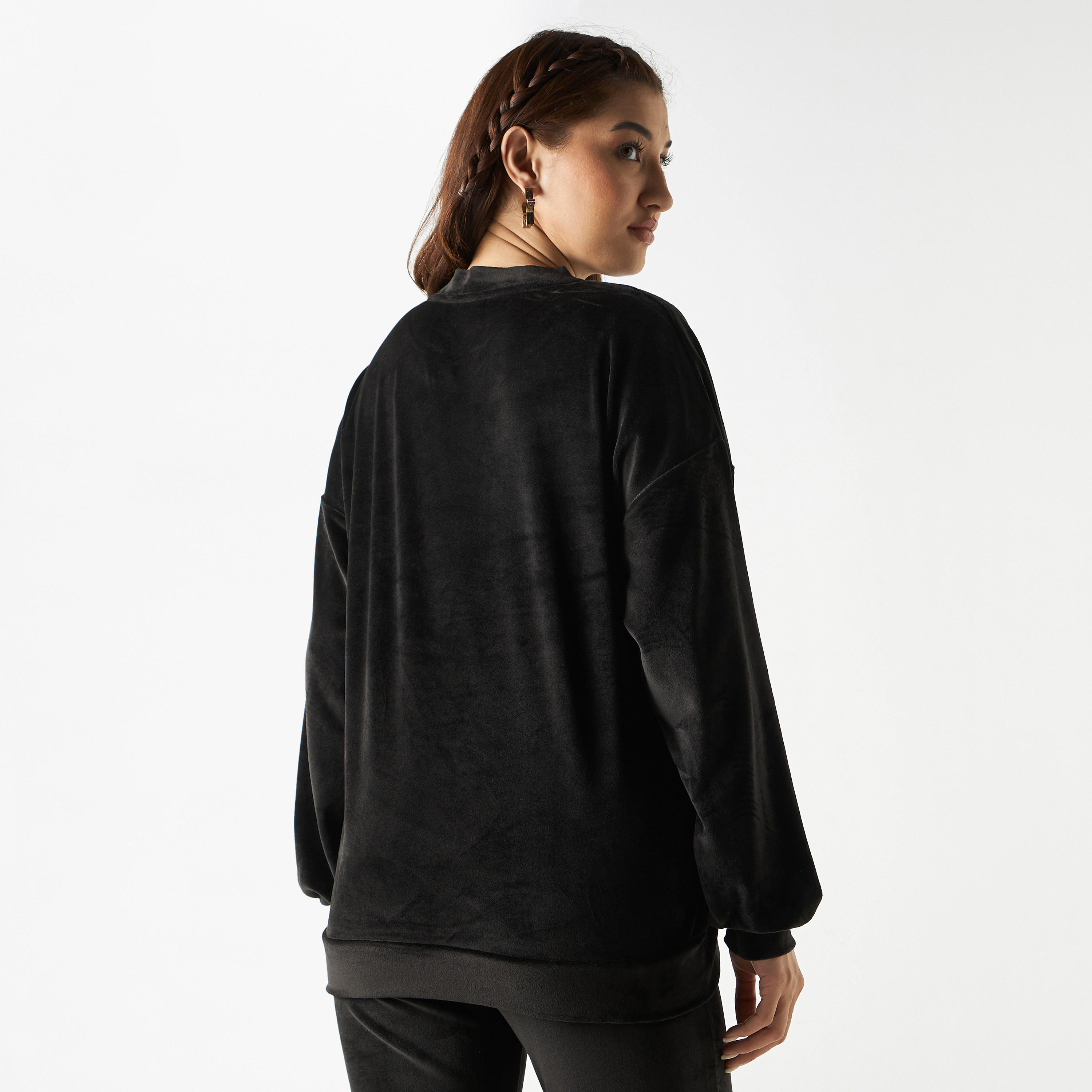 سويت شيرت قطيفة بياقة ضيقة وأكمام بأكتاف منسدلة وطبعات-women-winterwear-hoodiesandsweatshirts-sweatshirts-image-3