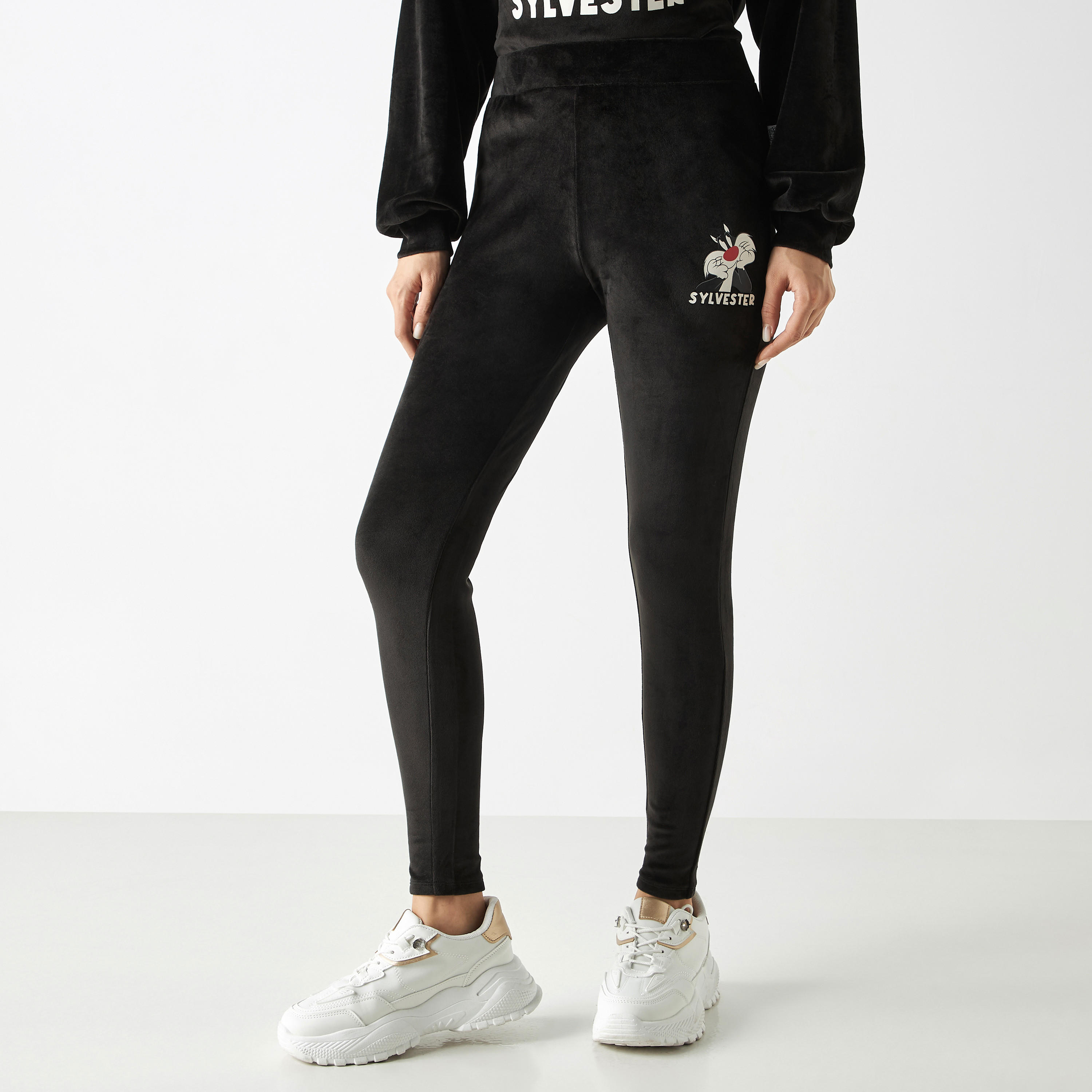 بنطلون رياضي قطيفة بخصر مطاطي وطبعات سيلفستر-women-clothing-bottoms-joggers-image-1