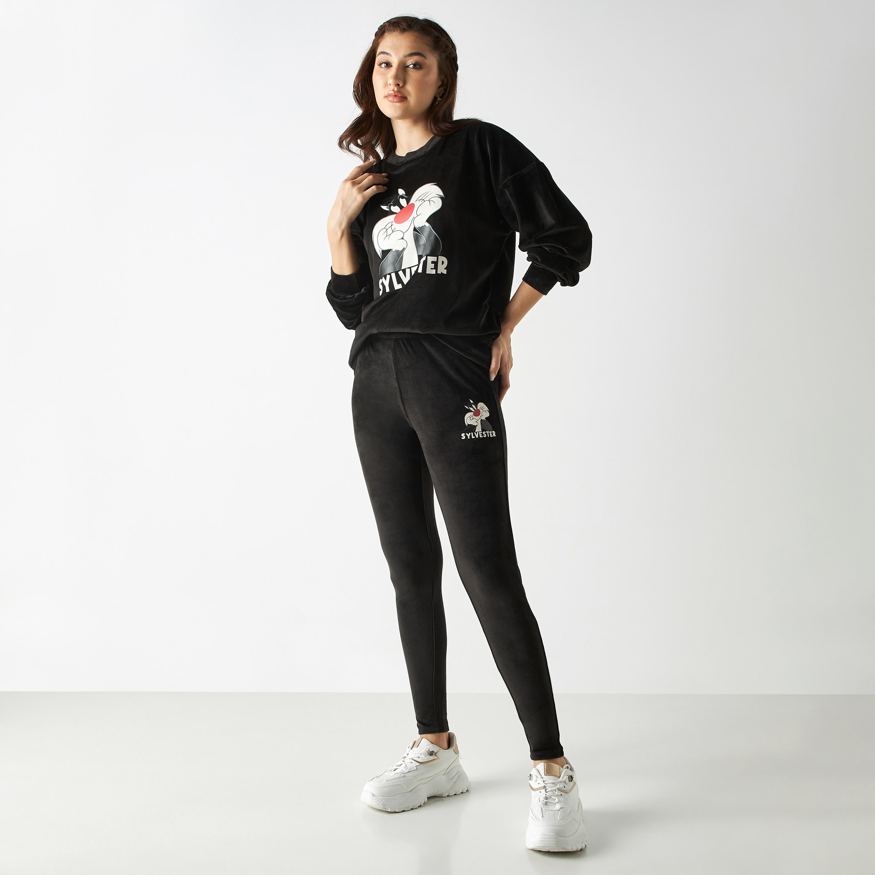 بنطلون رياضي قطيفة بخصر مطاطي وطبعات سيلفستر-women-clothing-bottoms-joggers-image-2