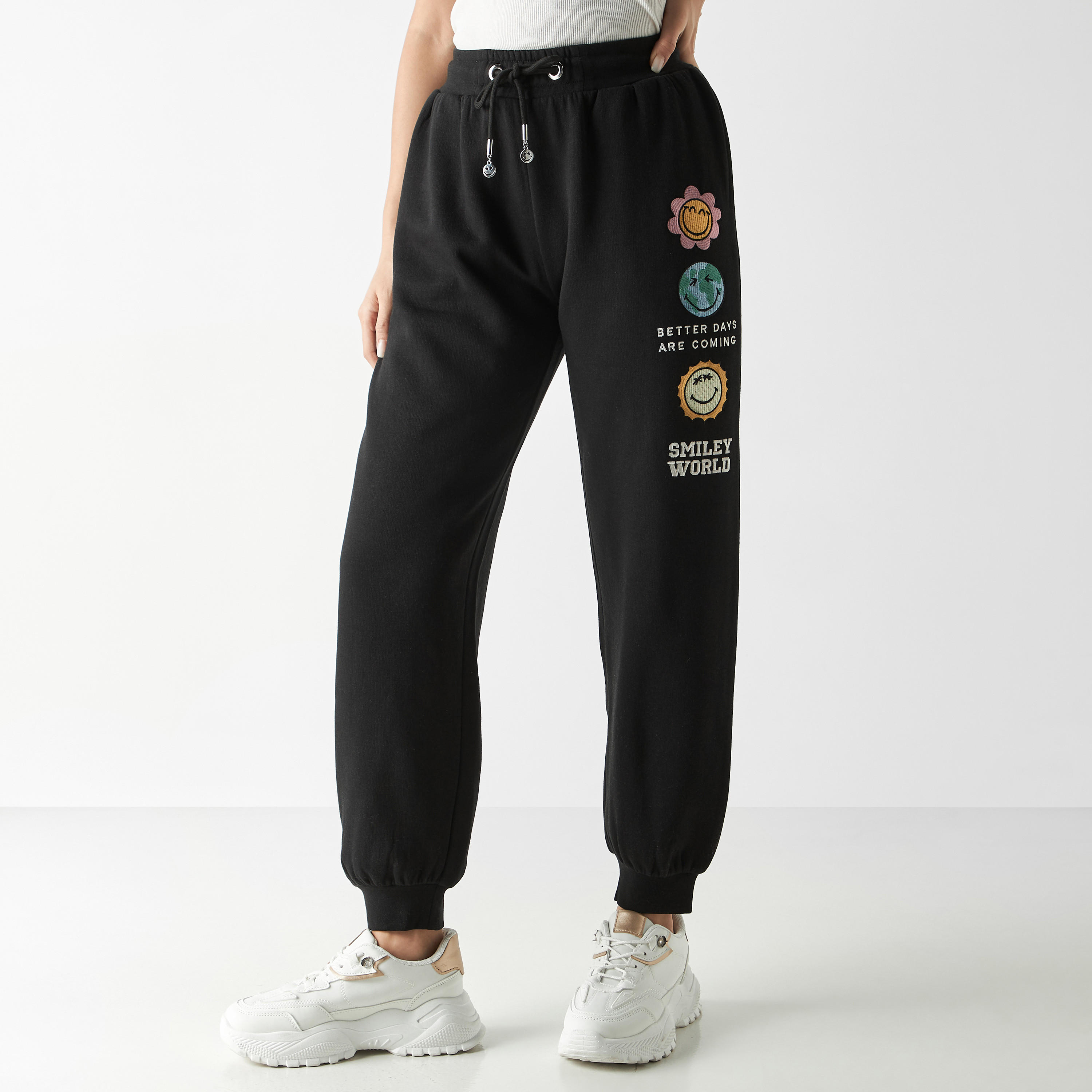 بنطلون رياضي برباط إغلاق وجيوب وتطريز-women-clothing-bottoms-joggers-image-4
