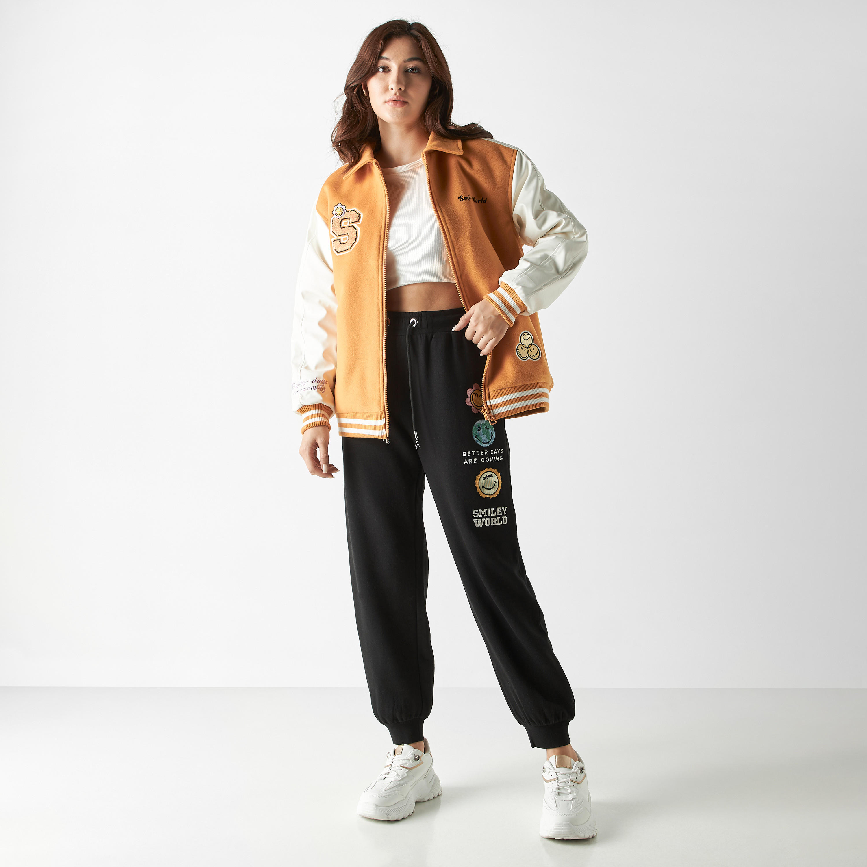 بنطلون رياضي برباط إغلاق وجيوب وتطريز-women-clothing-bottoms-joggers-image-3