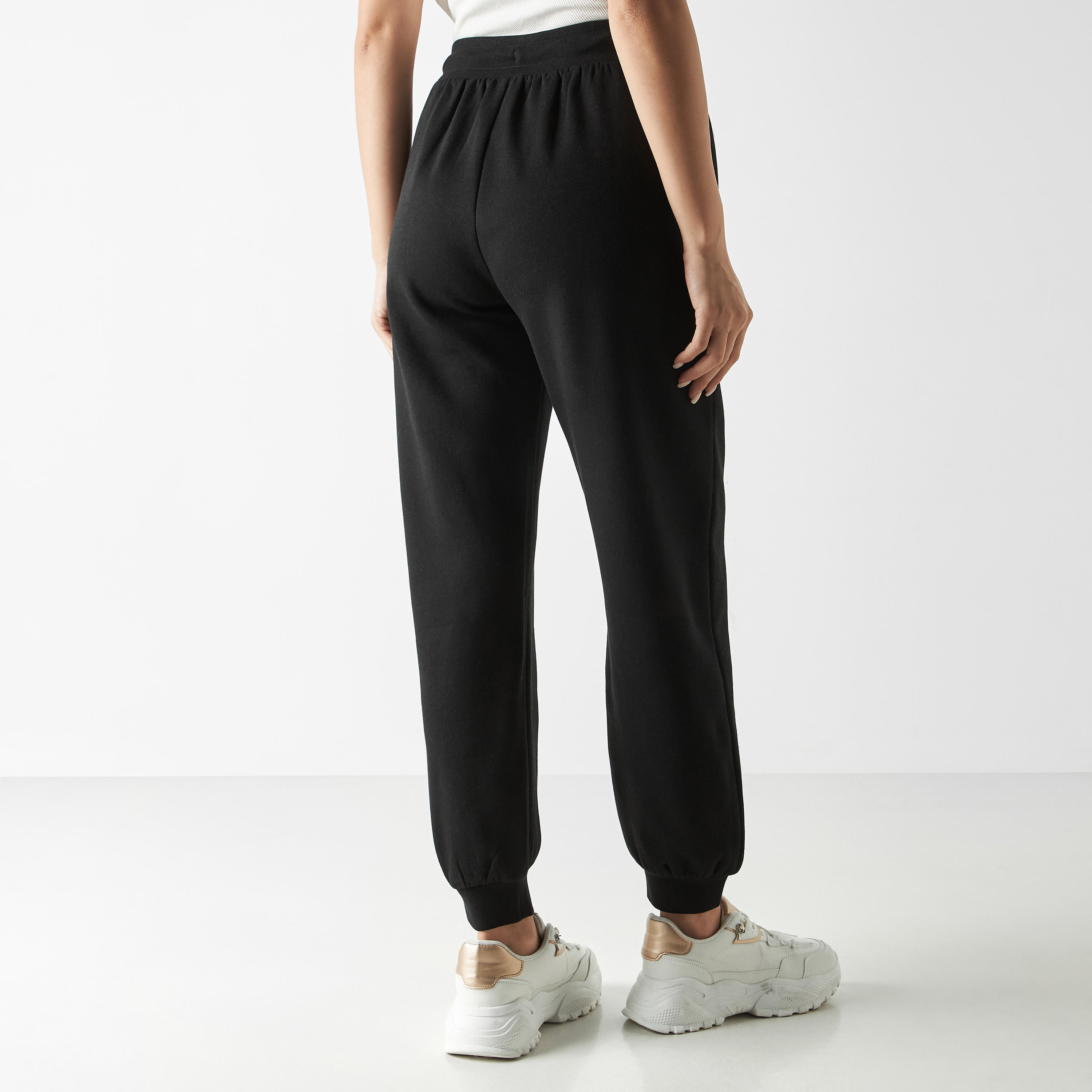 بنطلون رياضي برباط إغلاق وجيوب وتطريز-women-clothing-bottoms-joggers-image-2