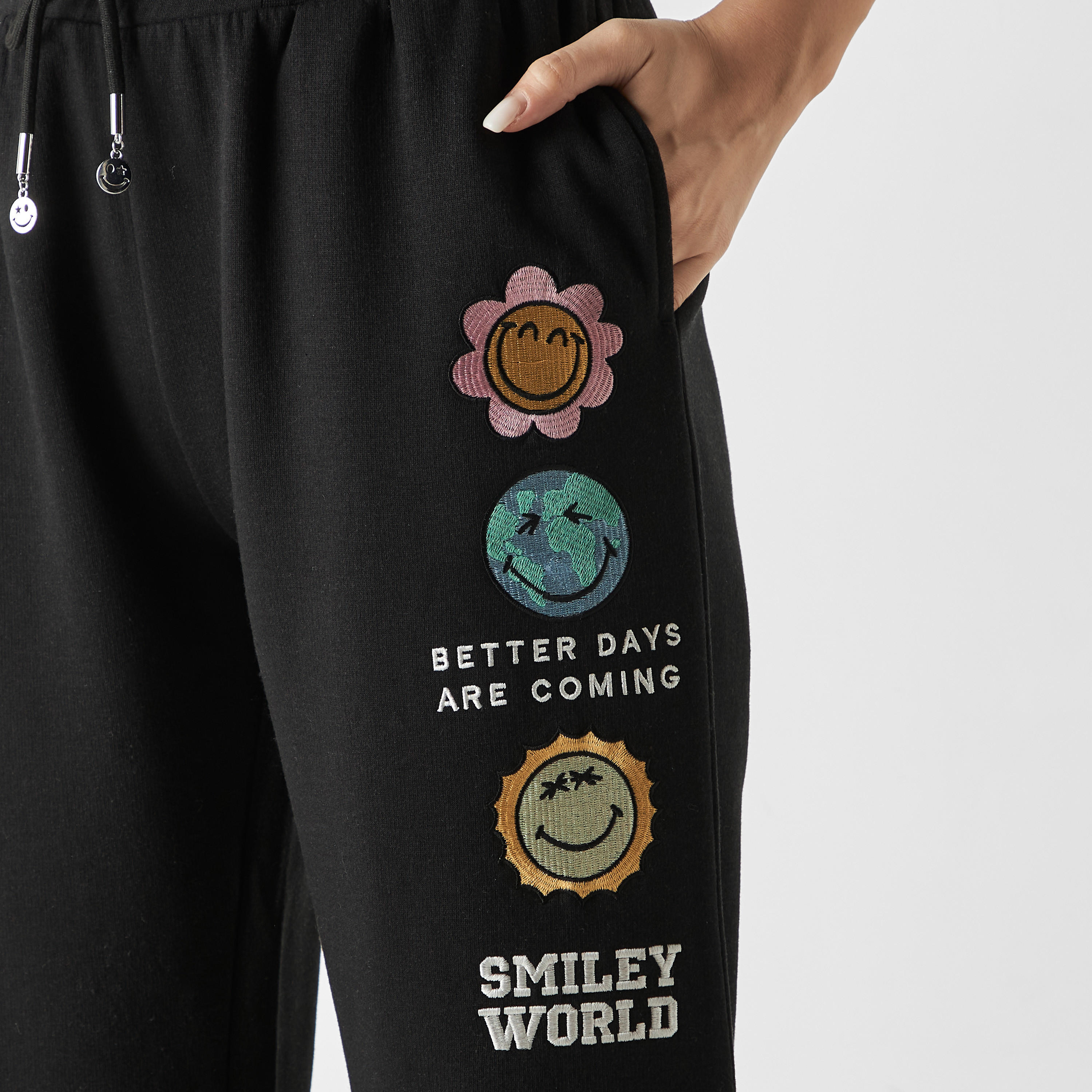 بنطلون رياضي برباط إغلاق وجيوب وتطريز-women-clothing-bottoms-joggers-image-1