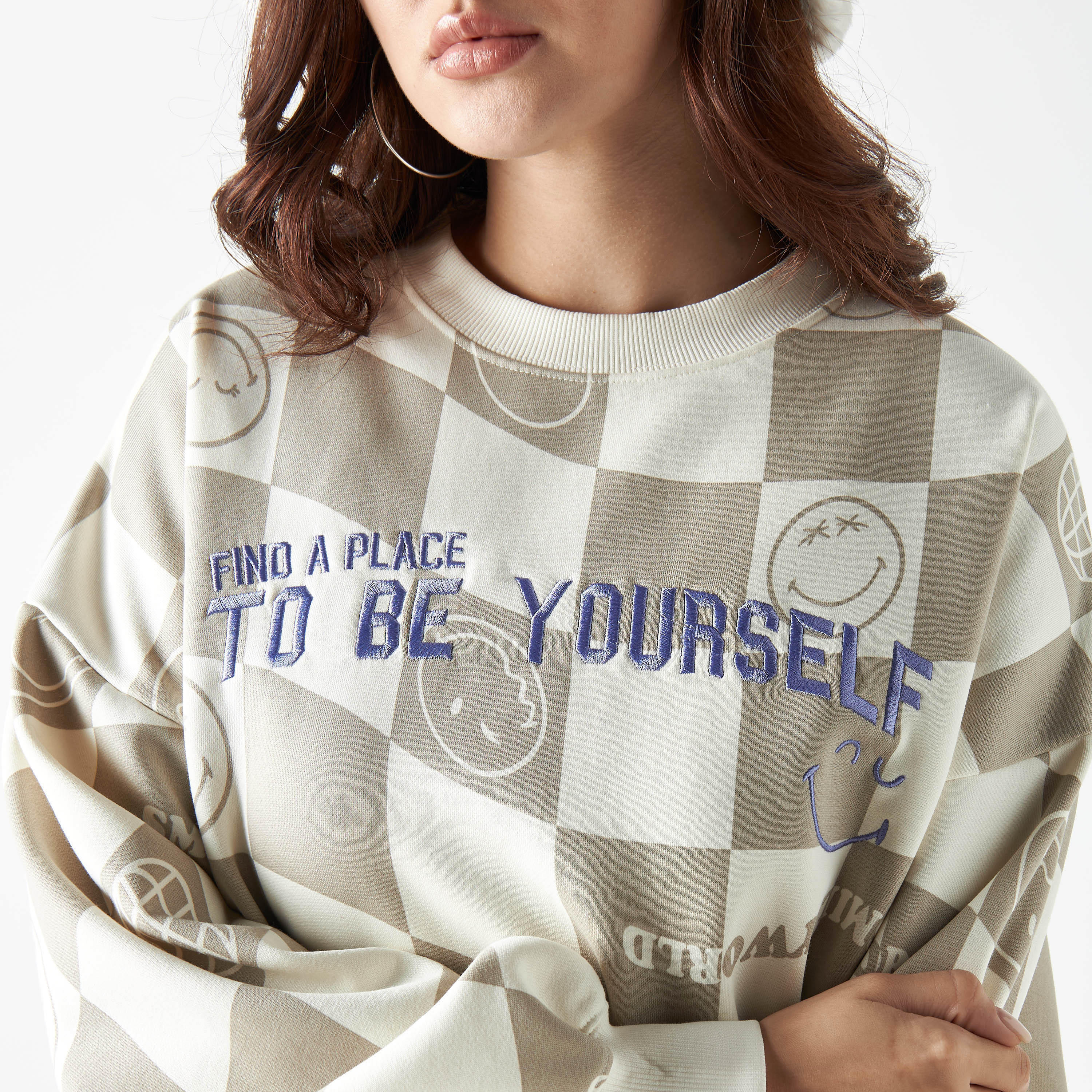 سويت شيرت مطرّز مقاس واسع كاروهات-women-winterwear-hoodiesandsweatshirts-sweatshirts-image-2