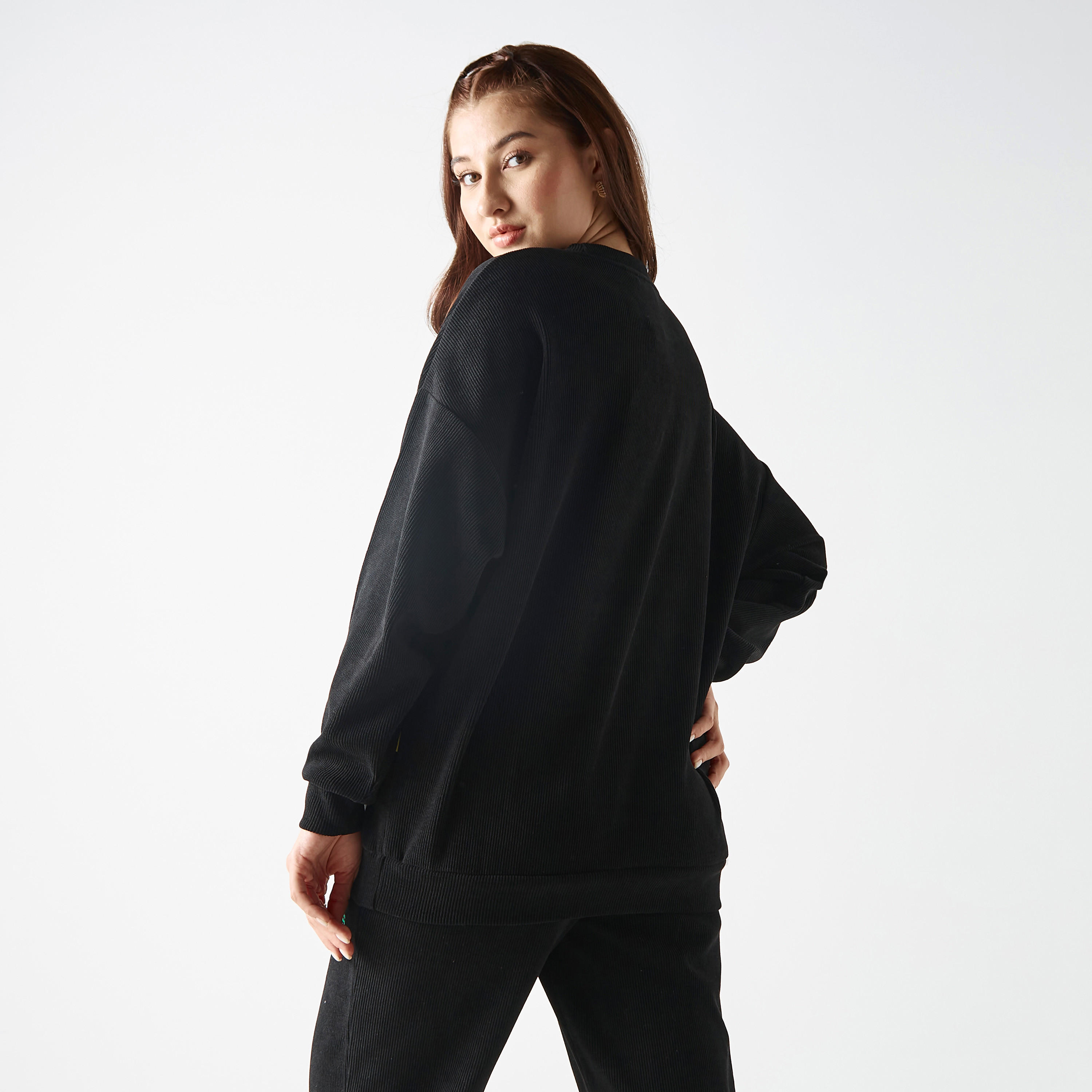 سويت شيرت كوردوراي بياقة ضيقة وأكمام بأكتاف منسدلة وتطريز بينوتس-women-winterwear-hoodiesandsweatshirts-sweatshirts-image-3