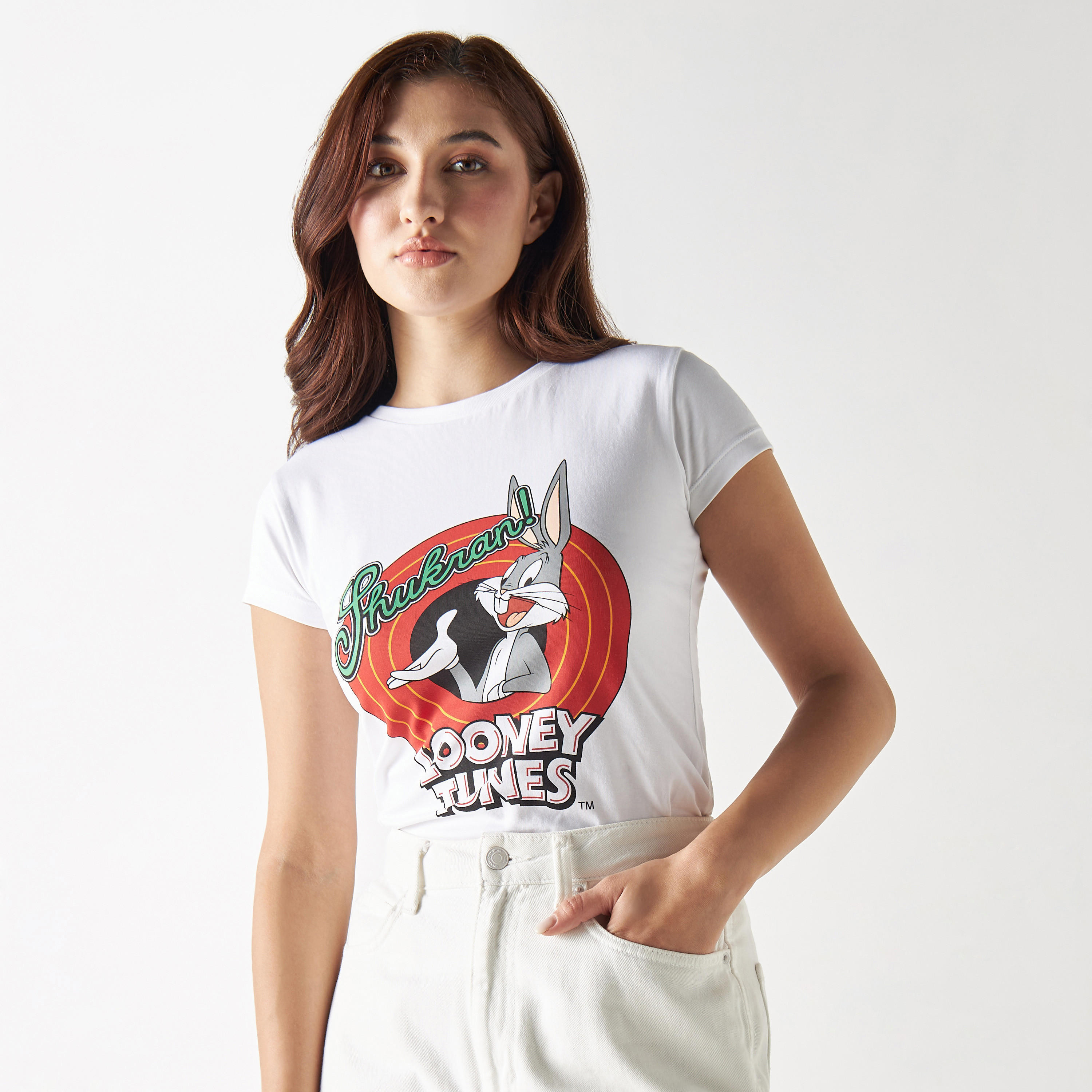 تيشيرت بياقة ضيقة وأكمام كاب وطبعات لوني تيونز-women-clothing-tshirts-image-1