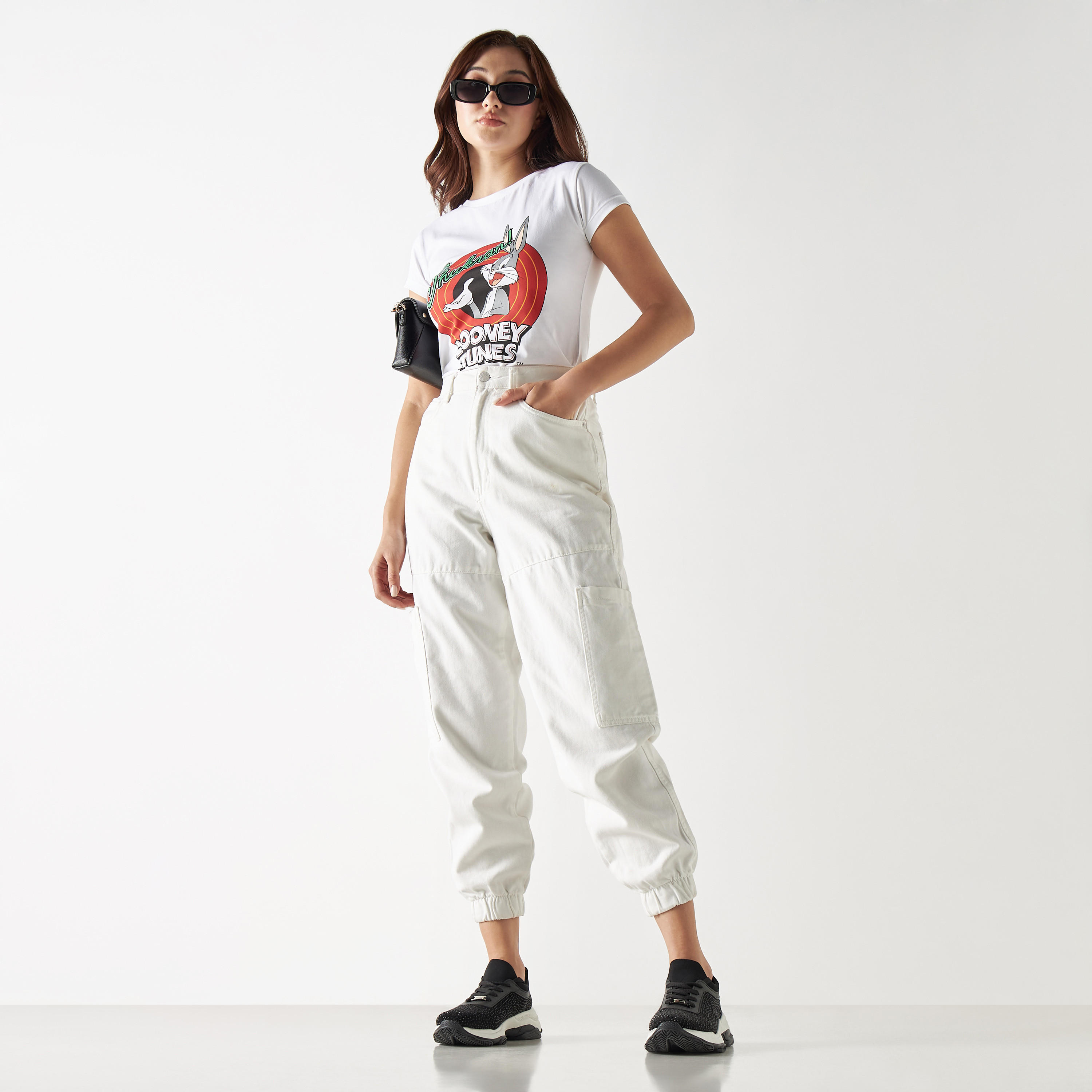 تيشيرت بياقة ضيقة وأكمام كاب وطبعات لوني تيونز-women-clothing-tshirts-image-2