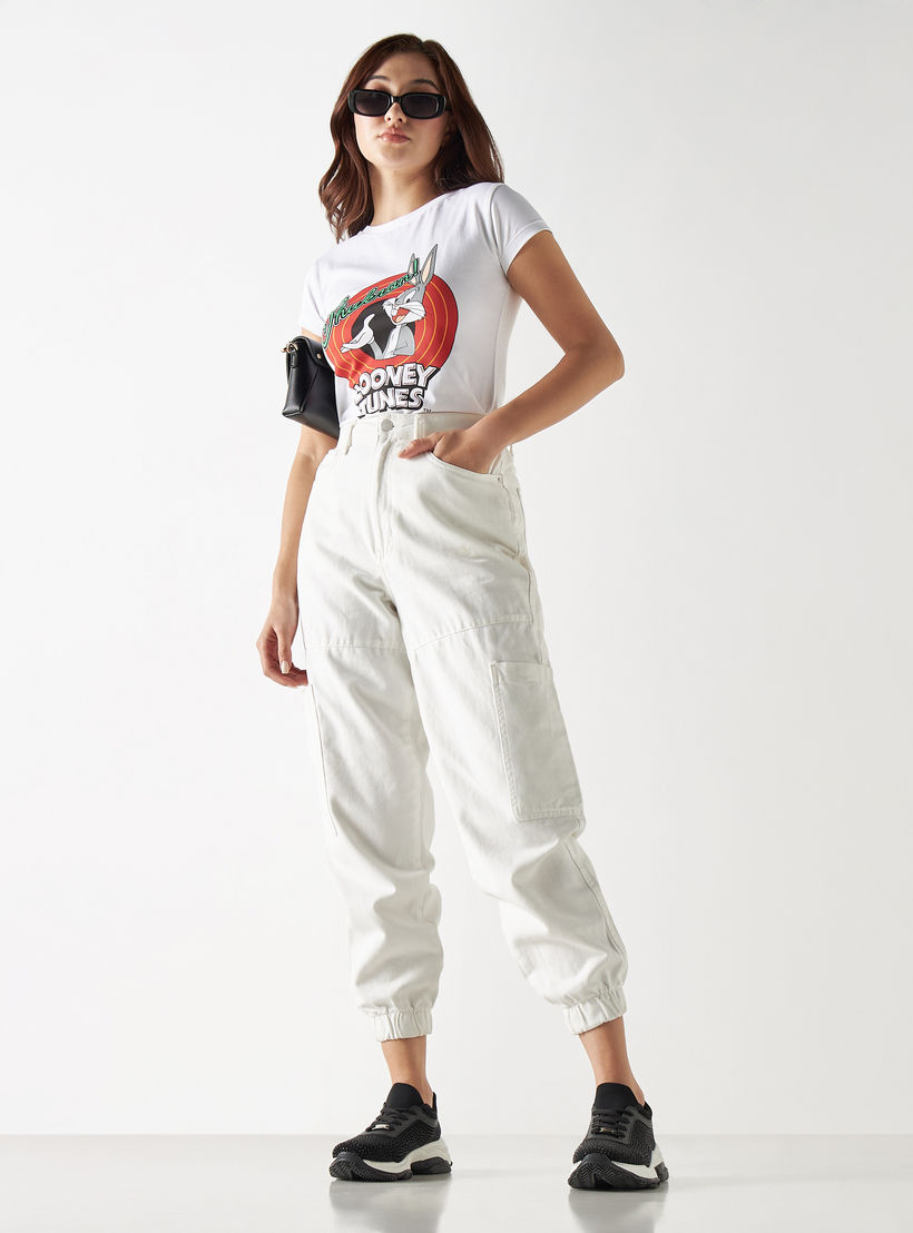 تيشيرت بياقة ضيقة وأكمام كاب وطبعات لوني تيونز-women-clothing-tshirts-image-2