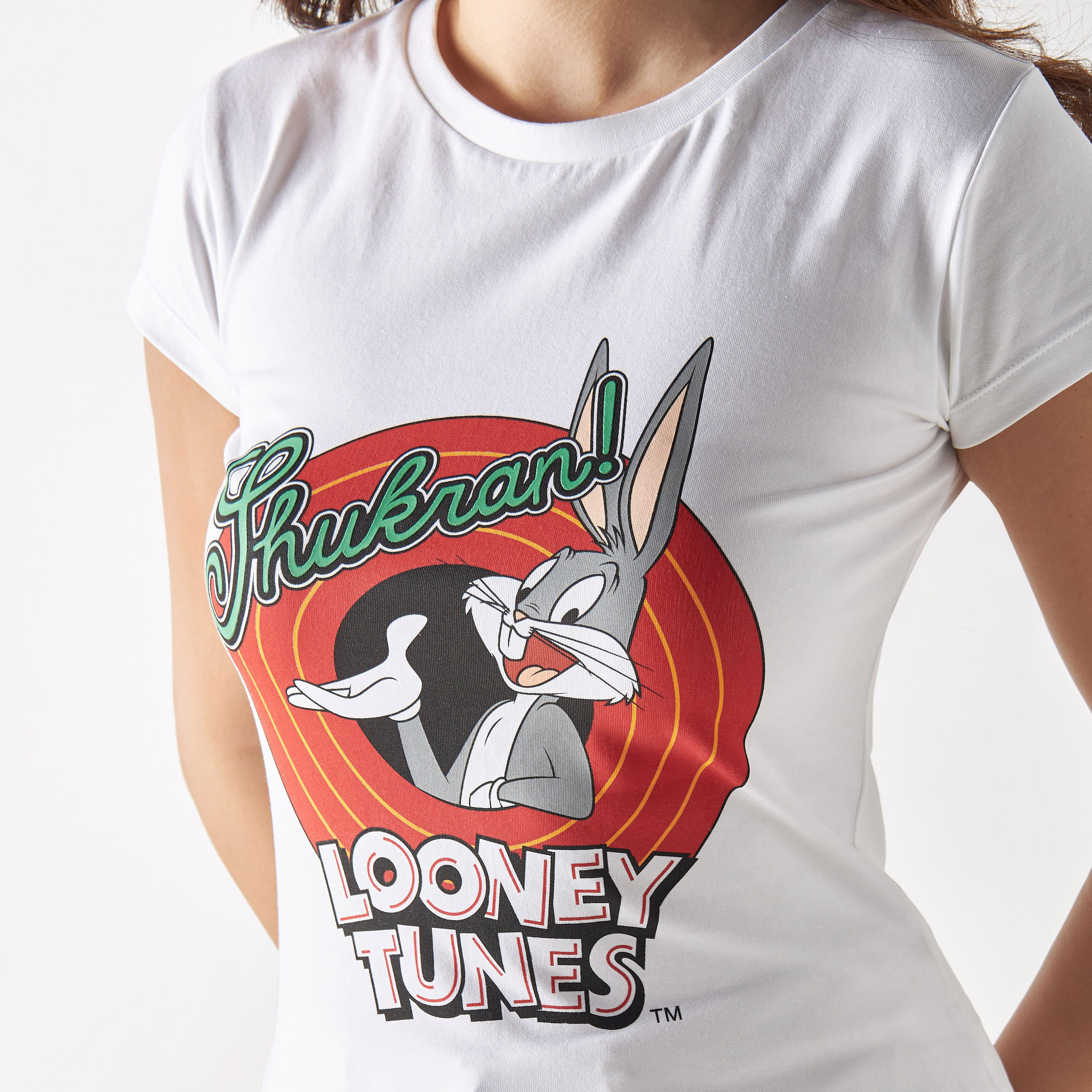 تيشيرت بياقة ضيقة وأكمام كاب وطبعات لوني تيونز-women-clothing-tshirts-image-4