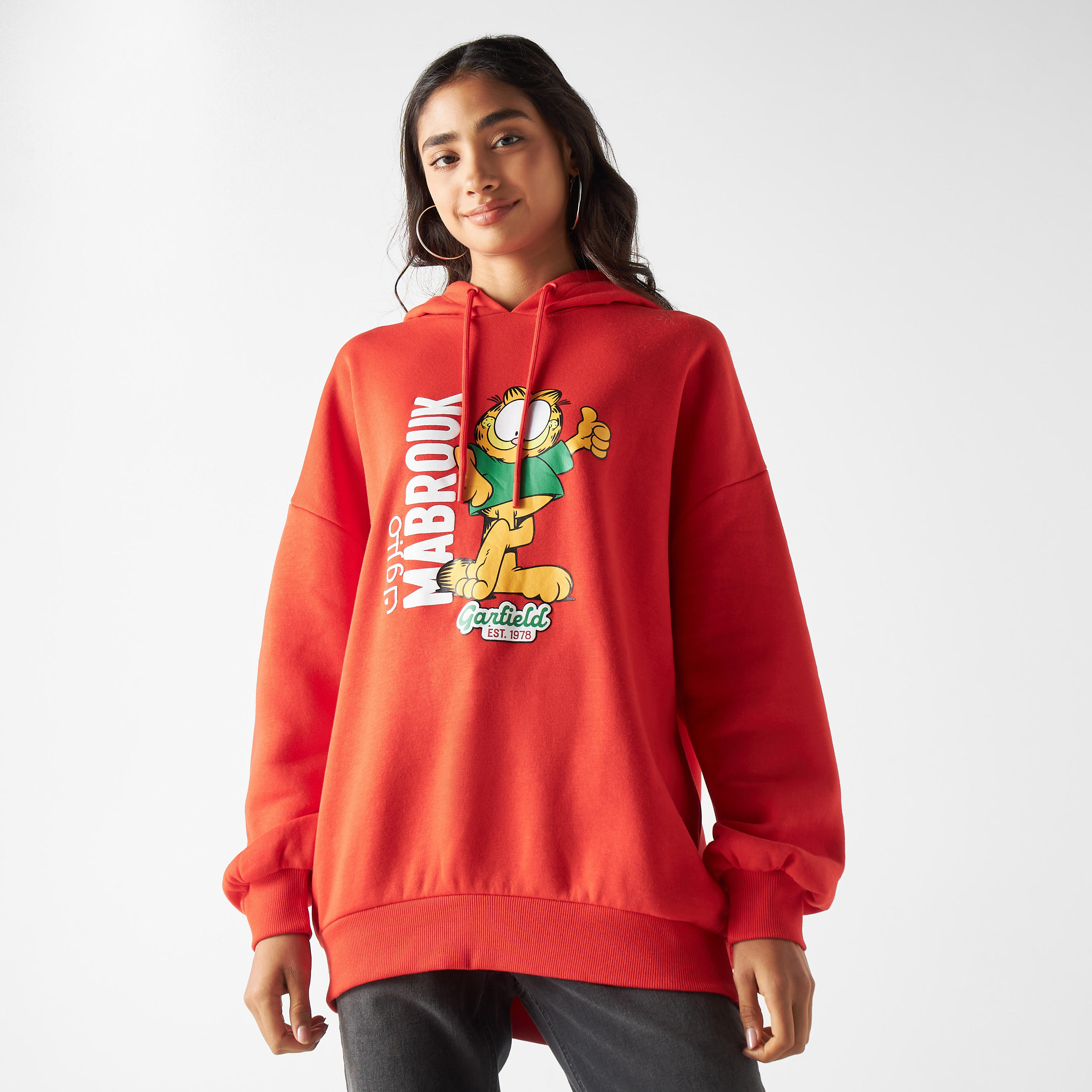 سويت شيرت بقبعة وأكمام بأكتاف منسدلة وطبعات اليومي الوطني وتصميم غارفيلد-women-winterwear-hoodiesandsweatshirts-hoodies-image-1