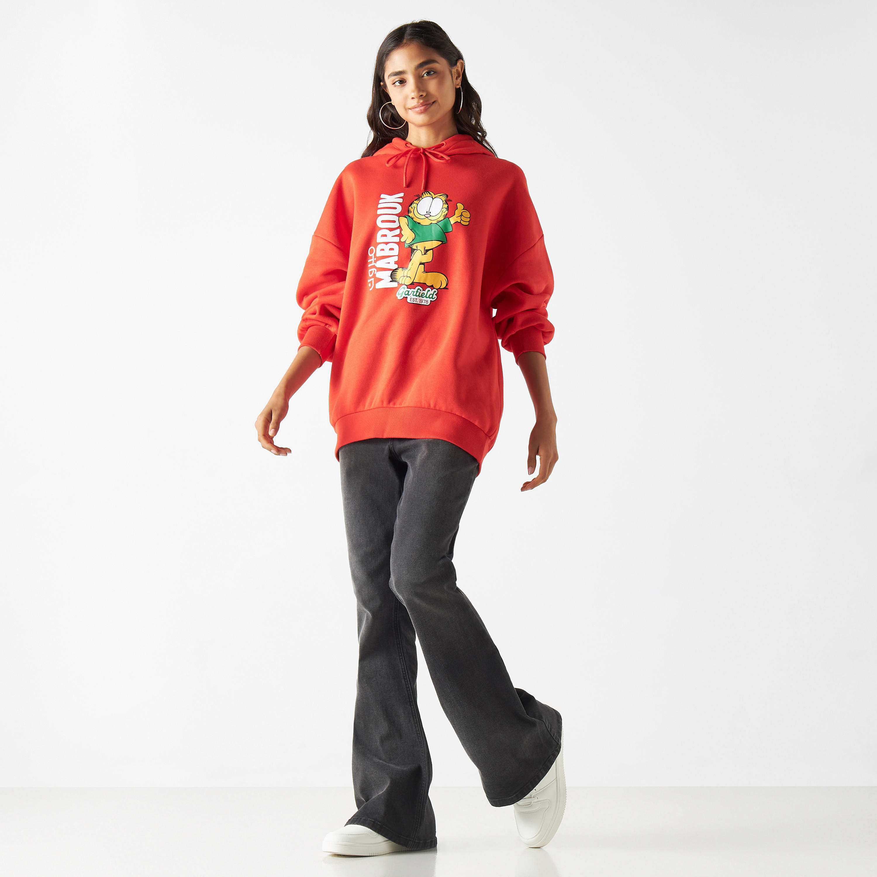 سويت شيرت بقبعة وأكمام بأكتاف منسدلة وطبعات اليومي الوطني وتصميم غارفيلد-women-winterwear-hoodiesandsweatshirts-hoodies-image-2