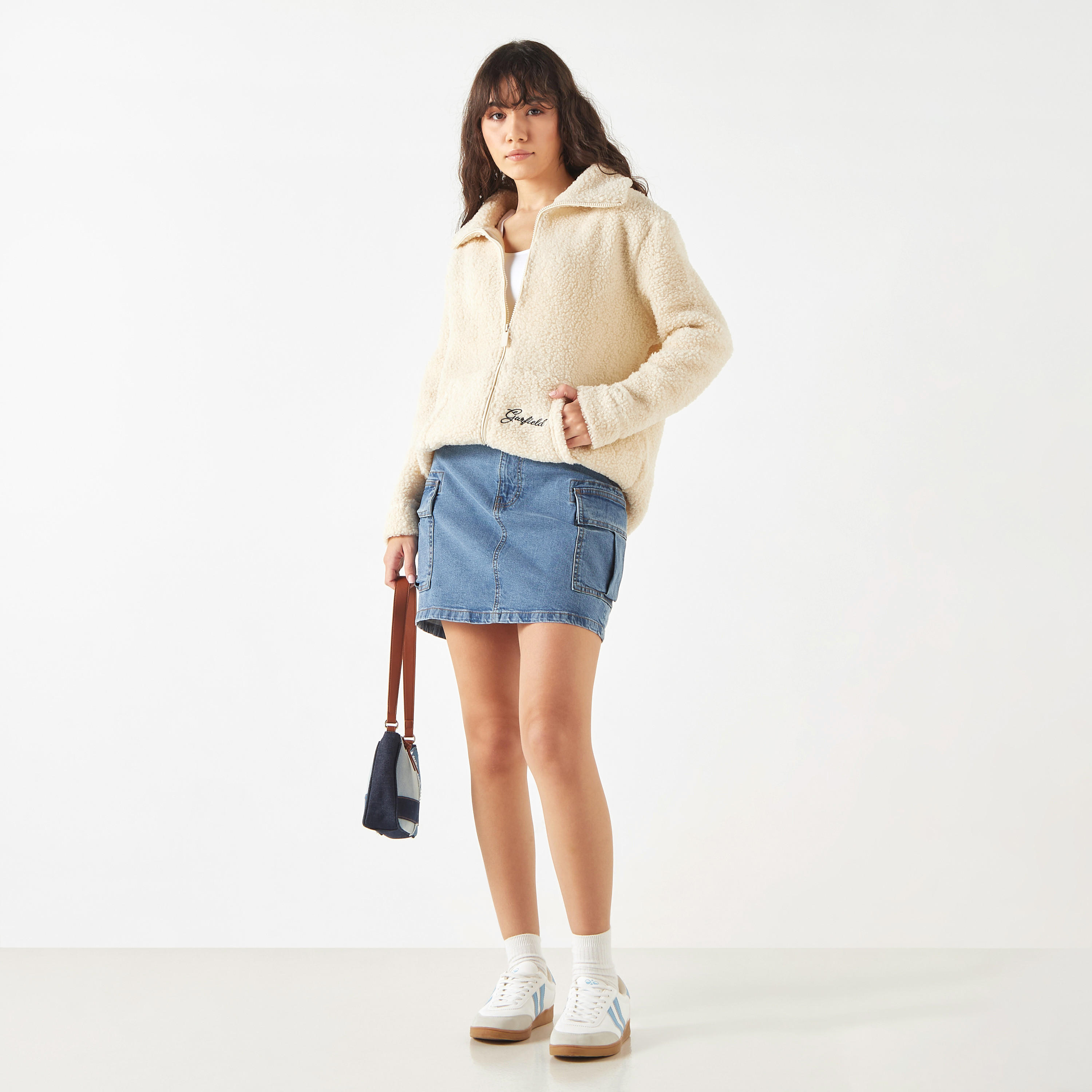 جاكيت بطبعات غارفيلد وأكمام طويلة وسحّاب إغلاق-women-winterwear-coatsandjackets-jackets-image-2
