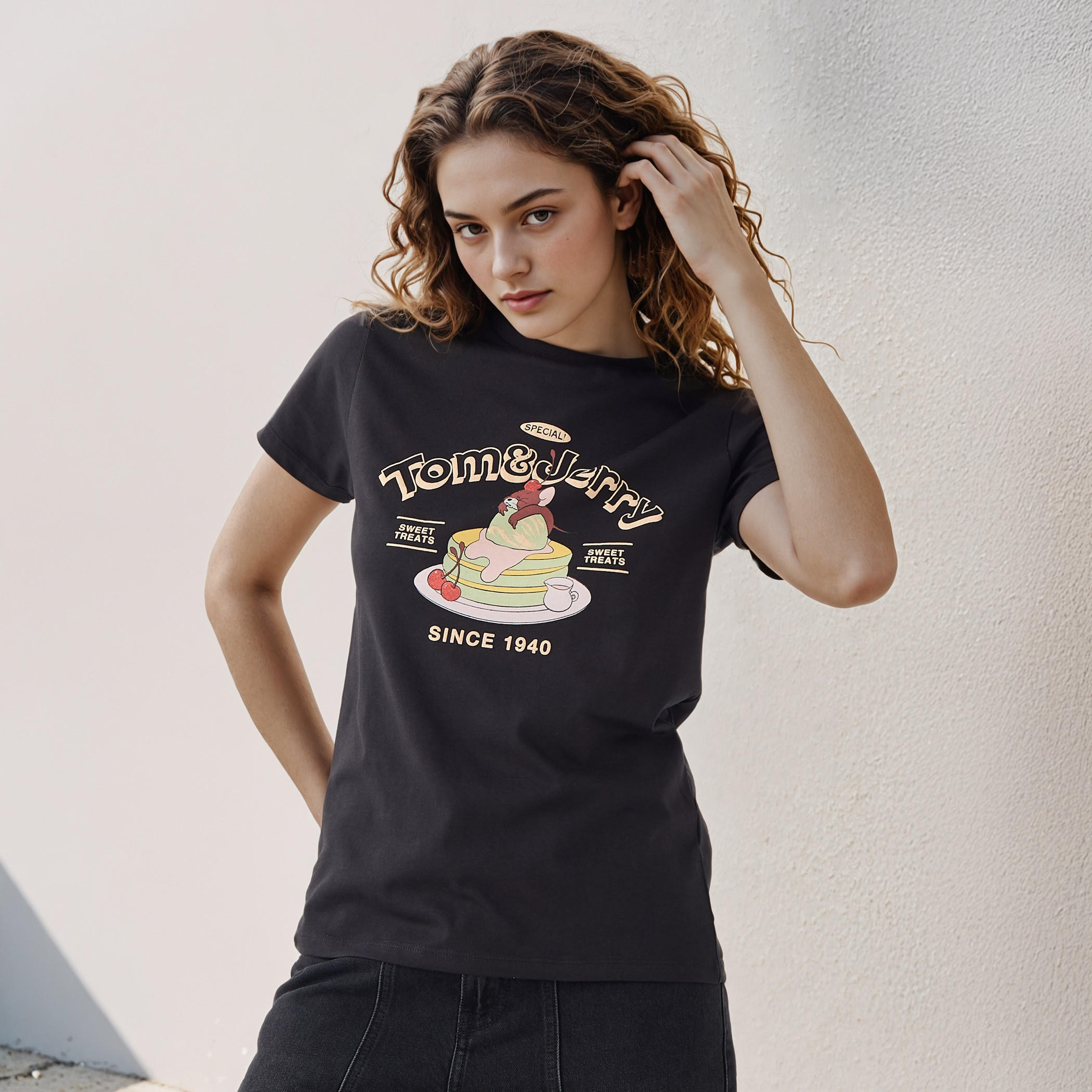 Tom and Jerry Print Crew Neck T-shirt-women-clothing-tshirts-image-1