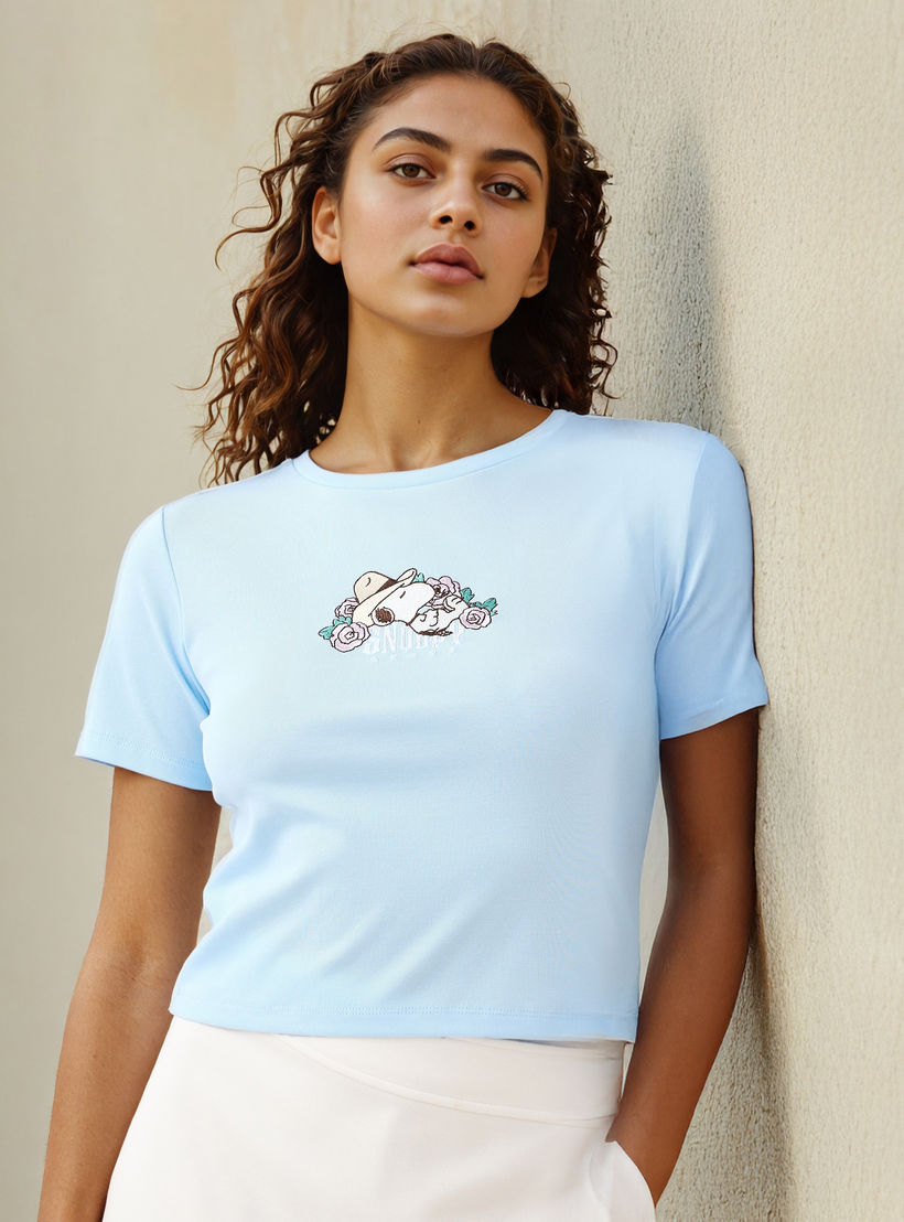 تيشيرت قصير بياقة ضيقة وطبعات سنوبي-women-clothing-tshirts-image-5