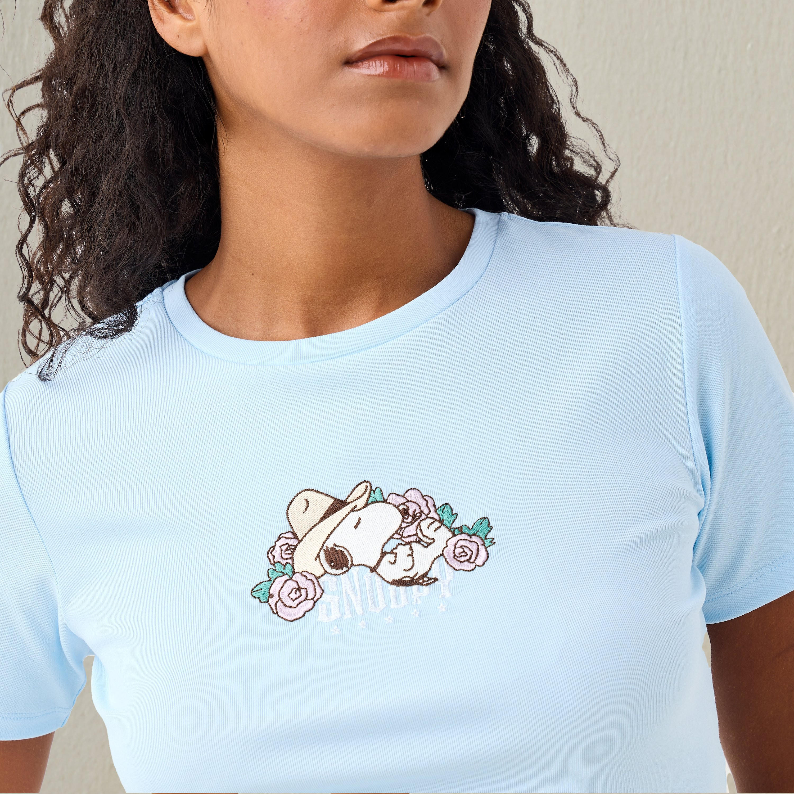 تيشيرت قصير بياقة ضيقة وطبعات سنوبي-women-clothing-tshirts-image-2