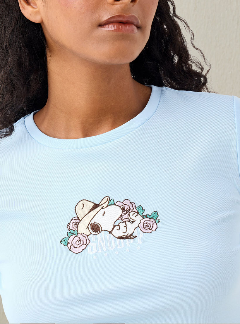 تيشيرت قصير بياقة ضيقة وطبعات سنوبي-women-clothing-tshirts-image-2