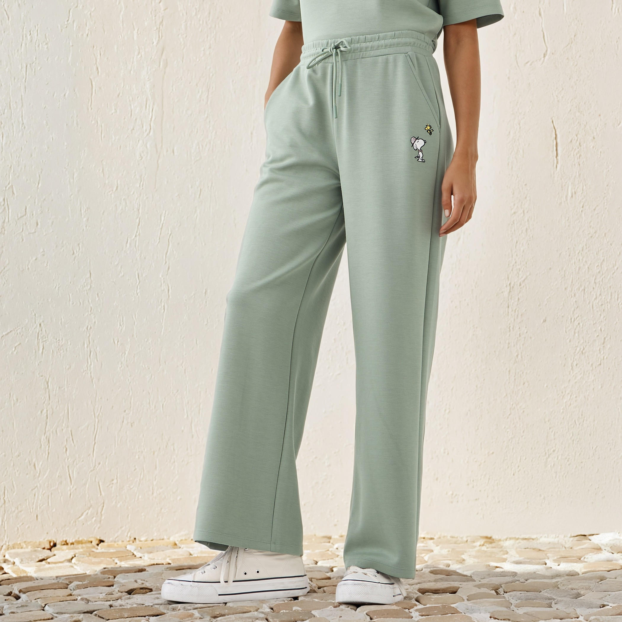 بنطلون بقصة مستقيمة وتطريزات سنوبي وجيوب-women-clothing-bottoms-trousers-image-1