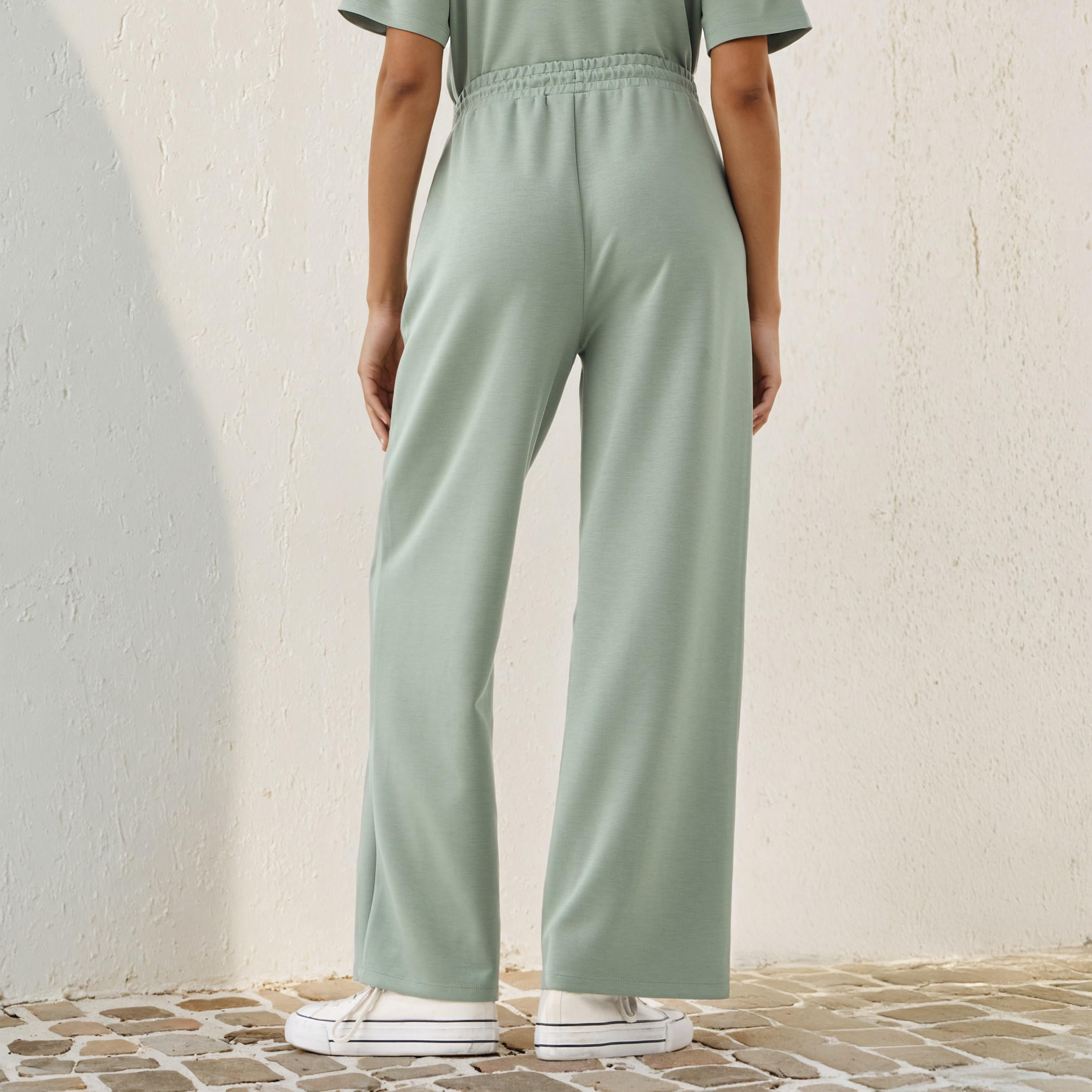 بنطلون بقصة مستقيمة وتطريزات سنوبي وجيوب-women-clothing-bottoms-trousers-image-3