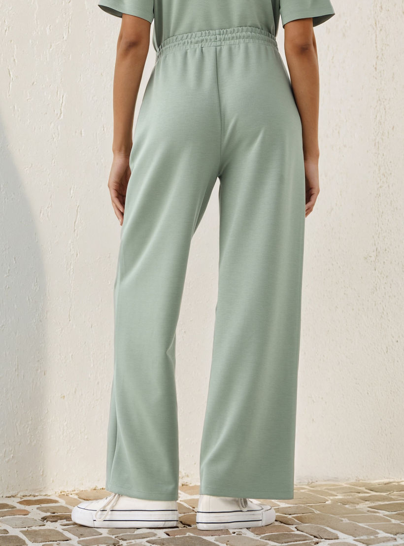بنطلون بقصة مستقيمة وتطريزات سنوبي وجيوب-women-clothing-bottoms-trousers-image-3