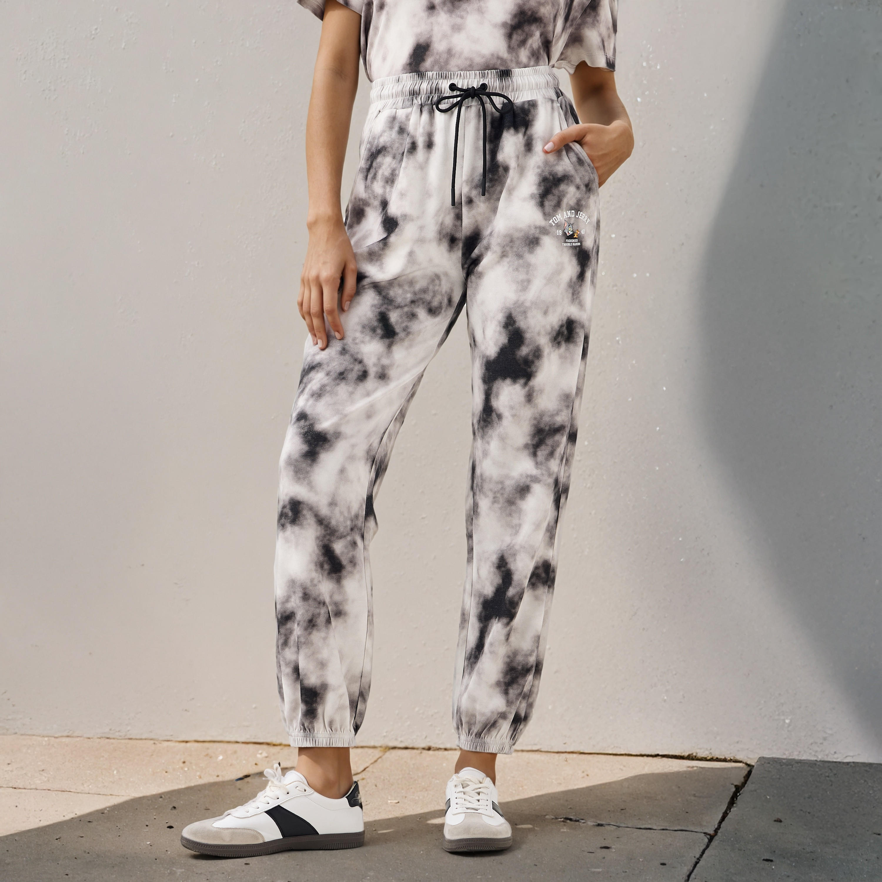 بنطلون رياضي بتطريزات توم آند جيري-women-clothing-bottoms-joggers-image-1
