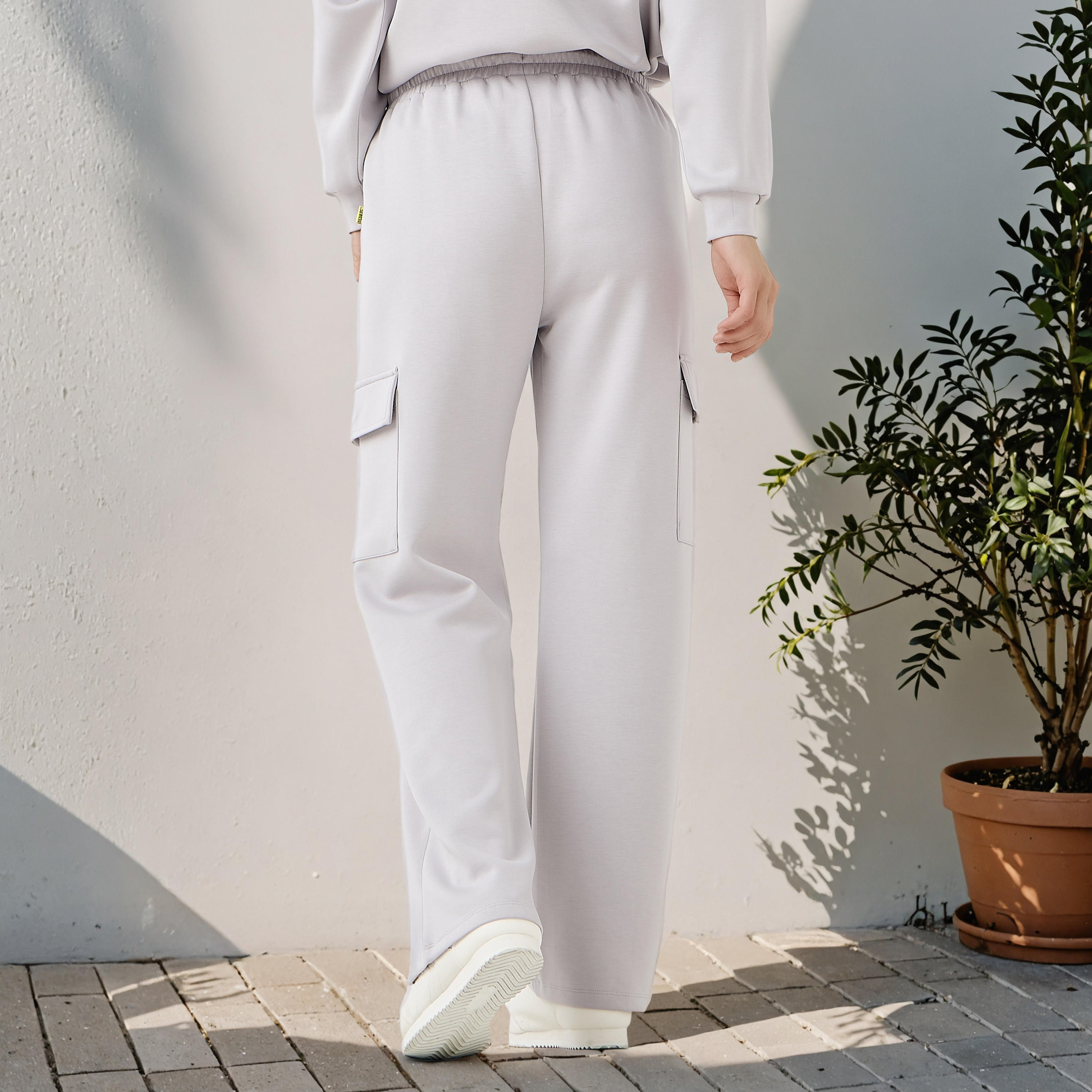 بنطلون رياضي كارجو بطبعات بيناتس-women-clothing-bottoms-joggers-image-3