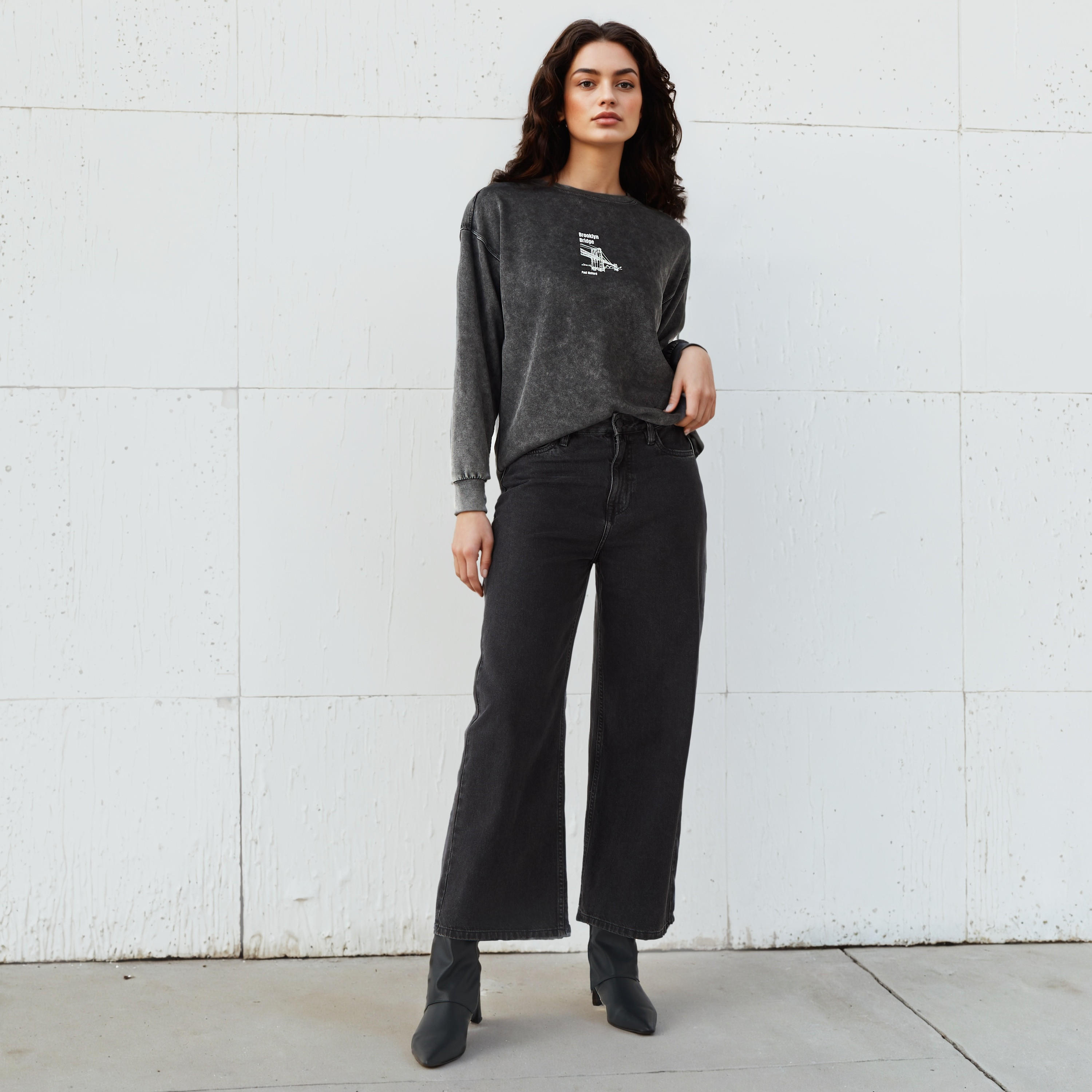 Brooklin Bridge Print Sweatshirt-women-winterwear-hoodiesandsweatshirts-sweatshirts-image-2