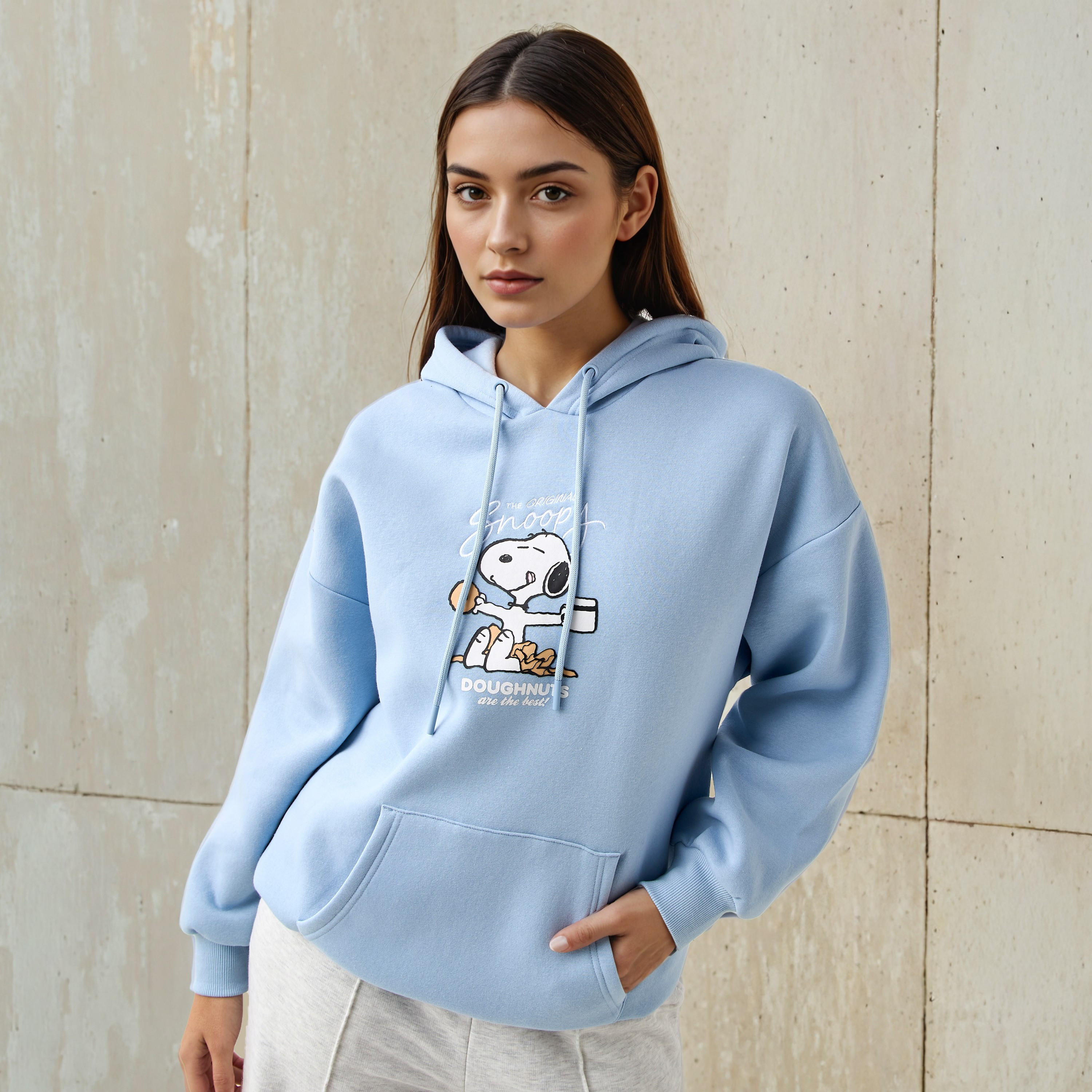 سويت شيرت بقبعة وطبعات سنوبي-women-winterwear-hoodiesandsweatshirts-sweatshirts-image-1